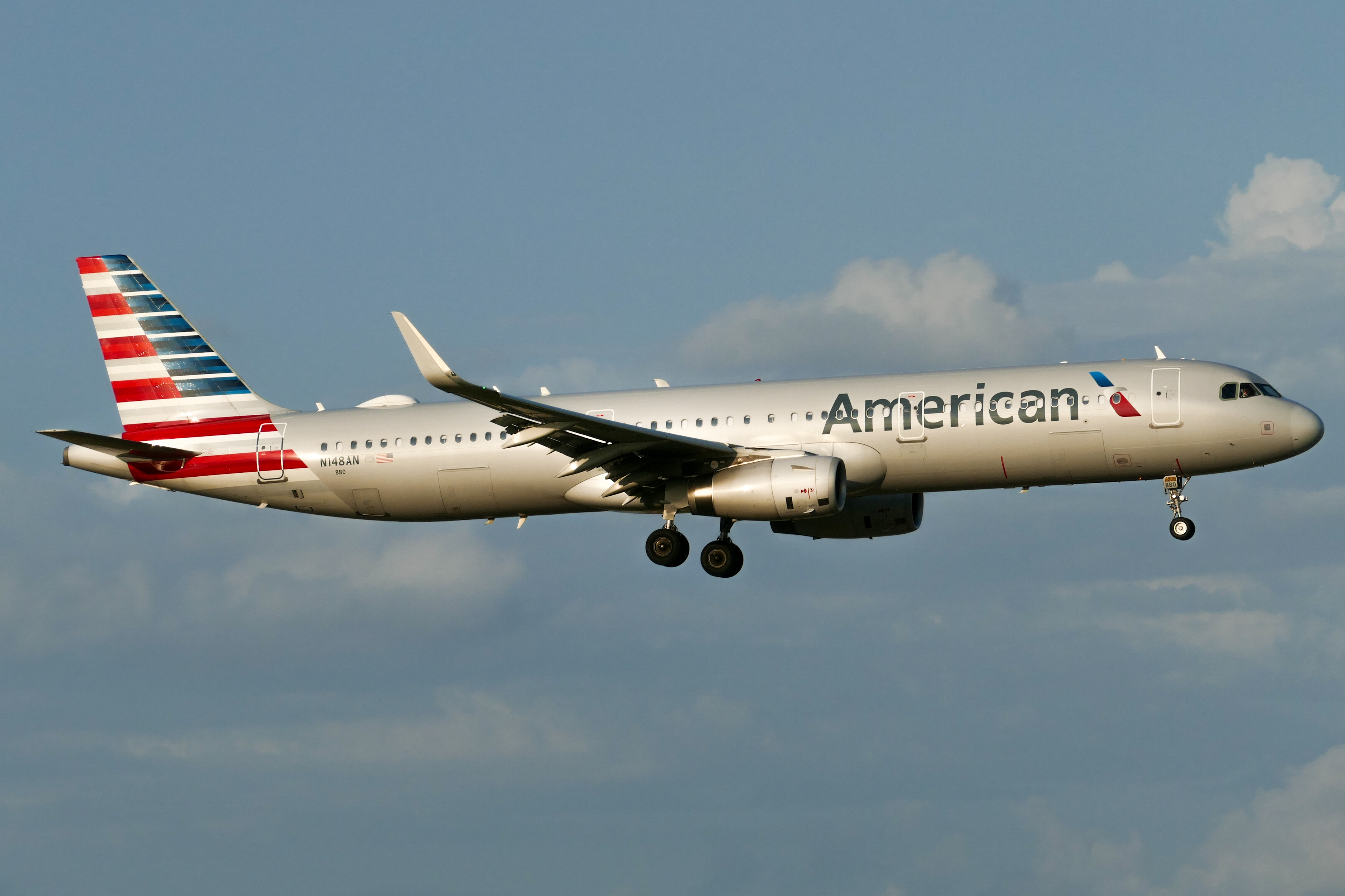 Full size: American Airlines Airbus A321-200 N148AN at Dallas-Fort Worth International Airport