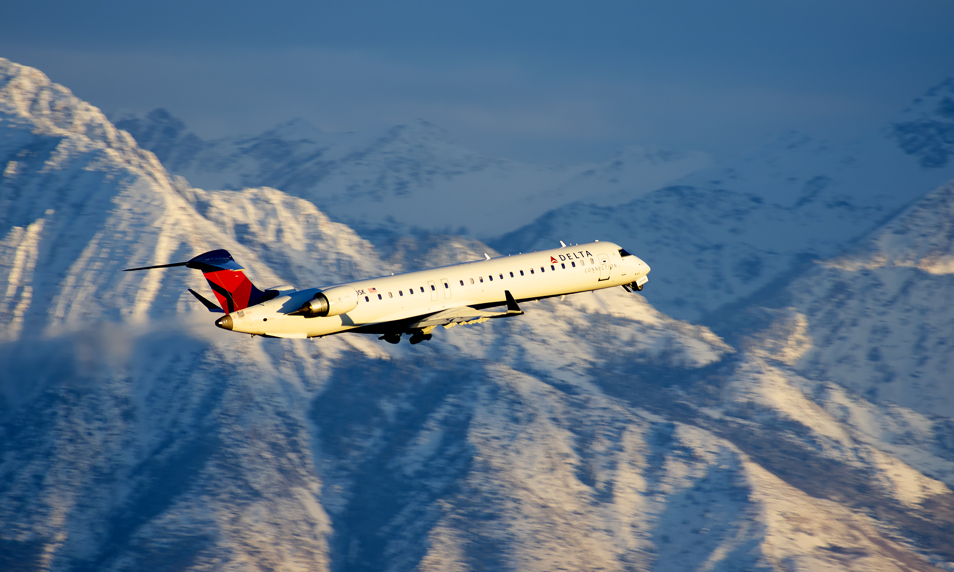 Full size: Delta Connection Mitsubishi CRJ-900 N800SK at Salt Lake City International Airport