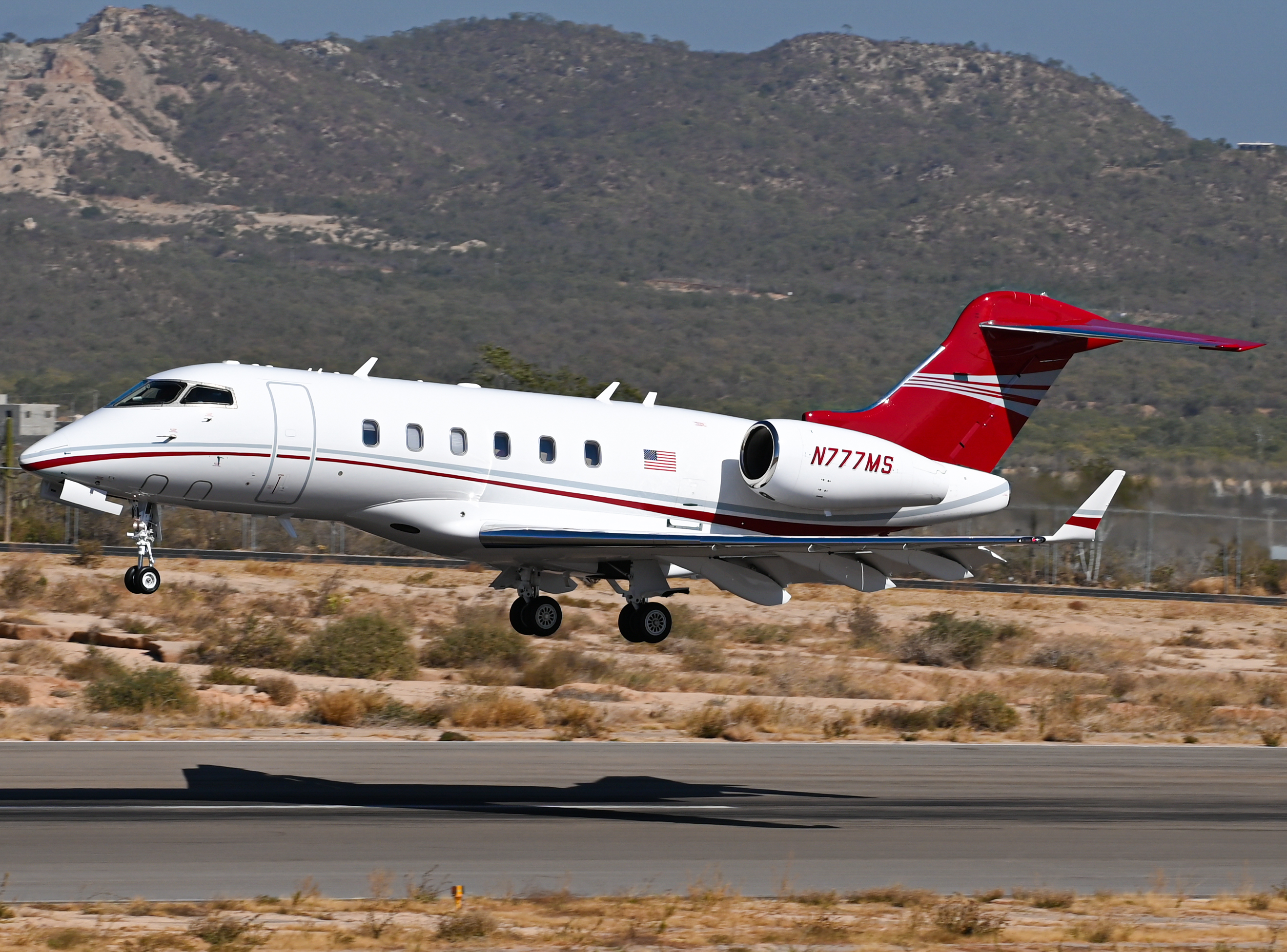 Full size: PRIVATE Bombardier Challenger 300  N777MS at Aeropuerto de Cabo San Lucas Internacional