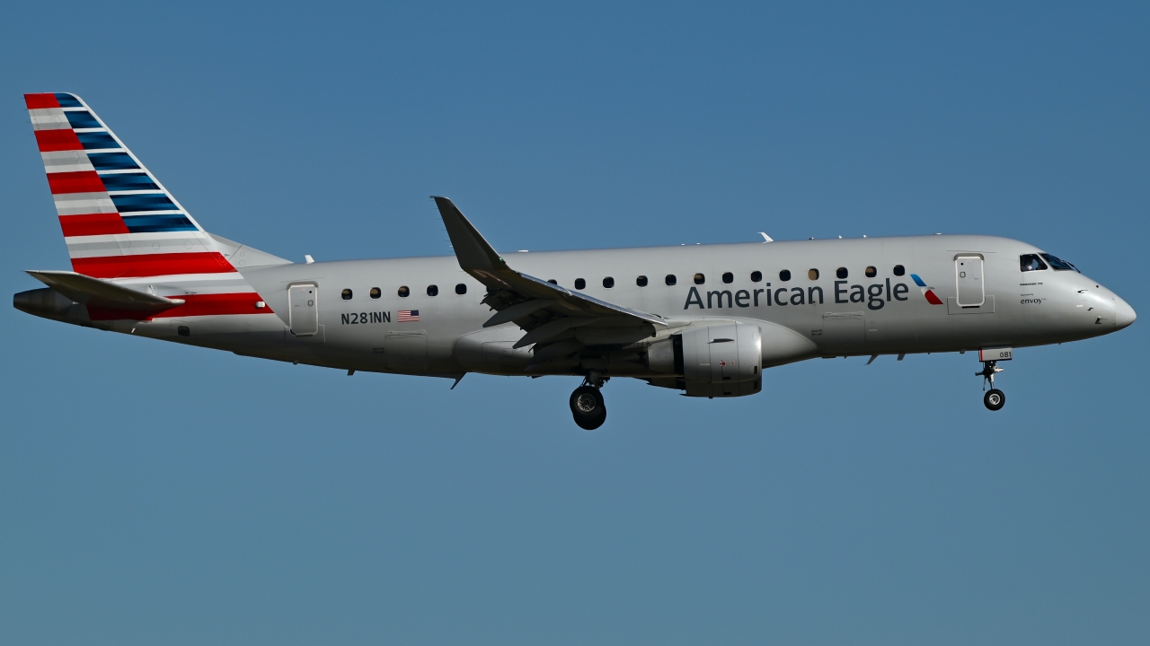 Full size: American Eagle Embraer E175 N281NN at Dallas-Fort Worth International Airport