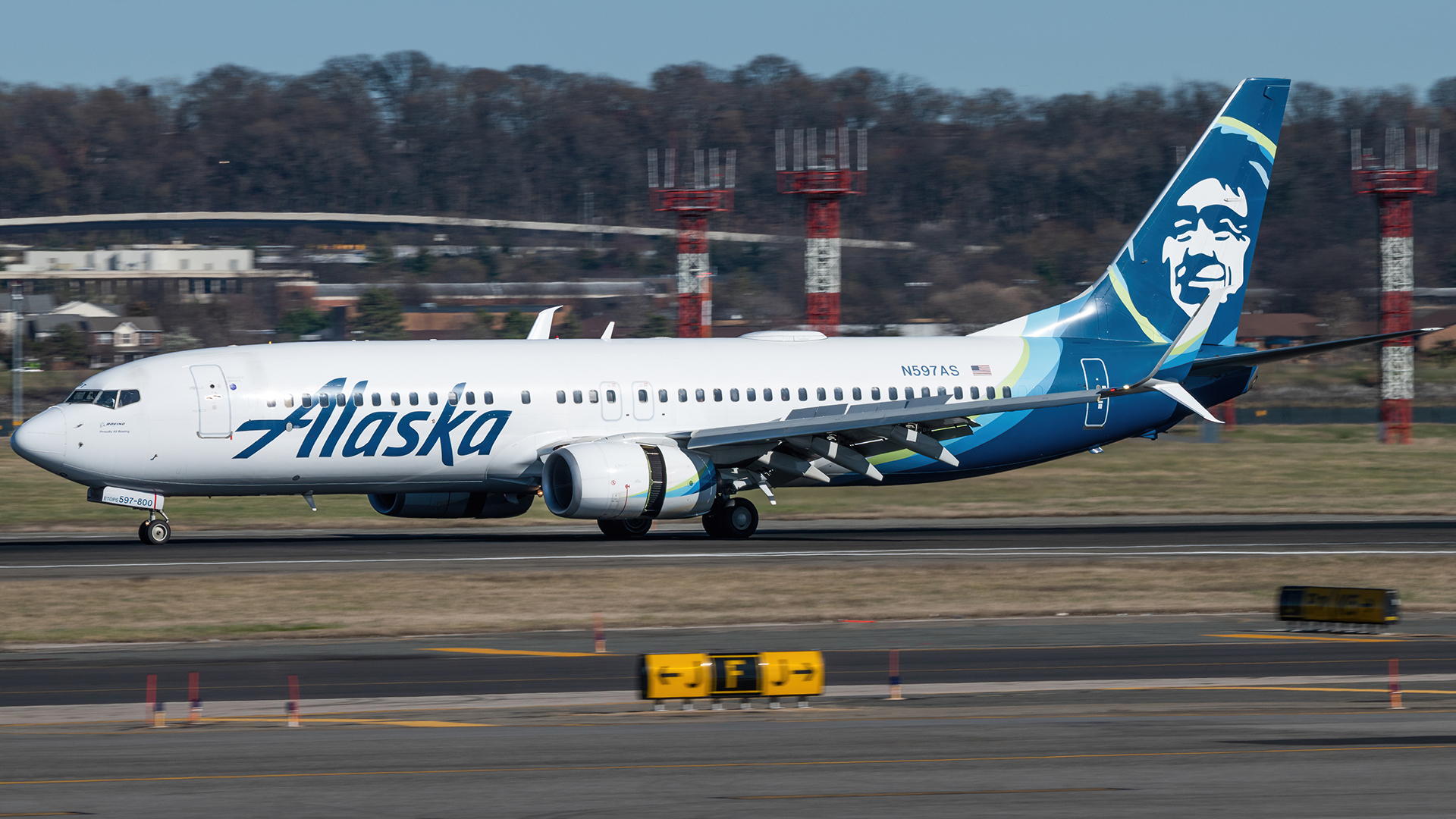 Full size: Alaska Airlines Boeing 737-800 N597AS at Ronald Reagan National Airport