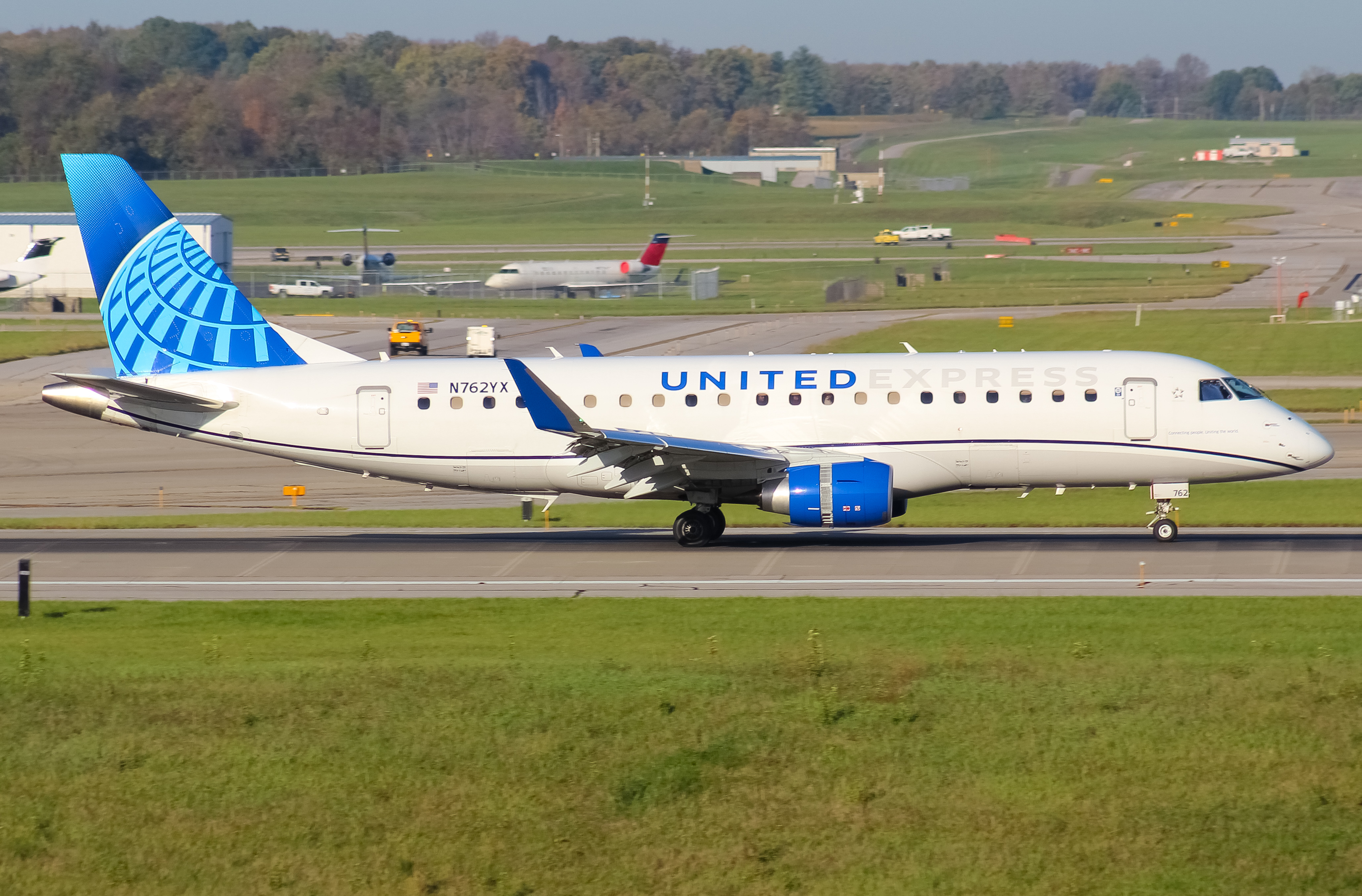 Full size: United Express Embraer E175 N762YX at Cincinnati/Northern Kentucky International Airport