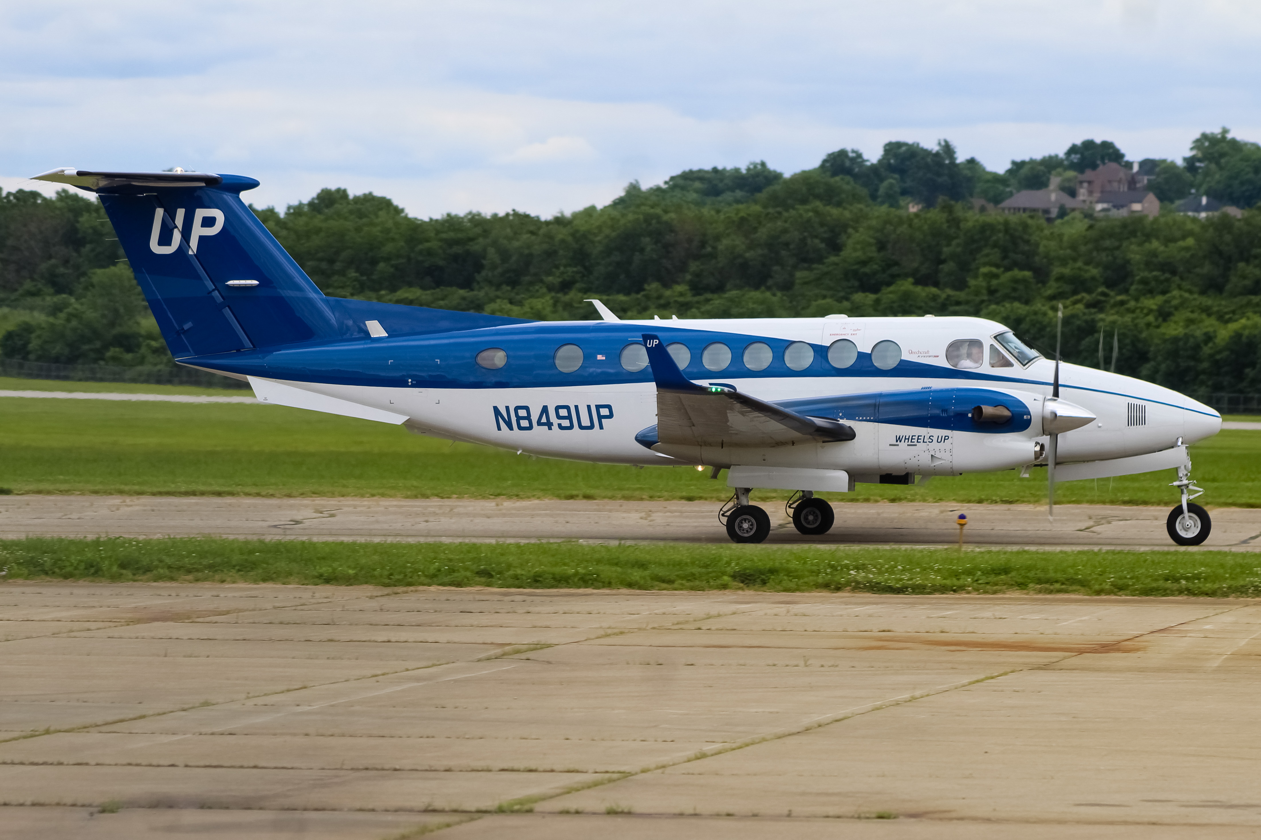 Full size: Wheels Up Beechcraft King Air 350 N849UP at Cincinnati Municipal Airport/Lunken Field