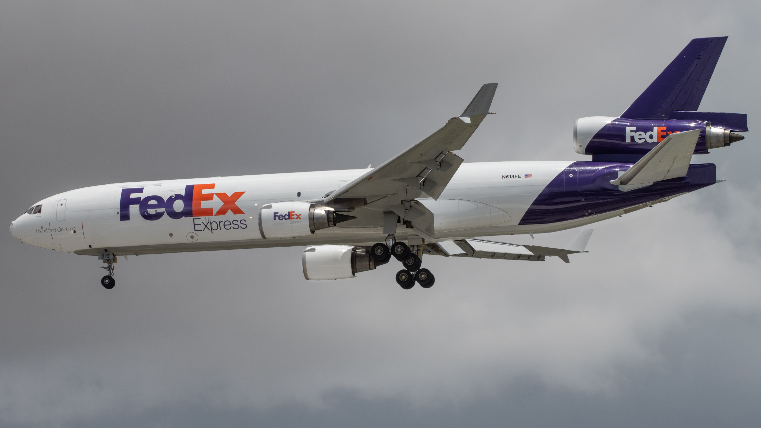 Full size: FedEx McDonnell Douglas MD-11F N613FE at Singapore-Changi Airport
