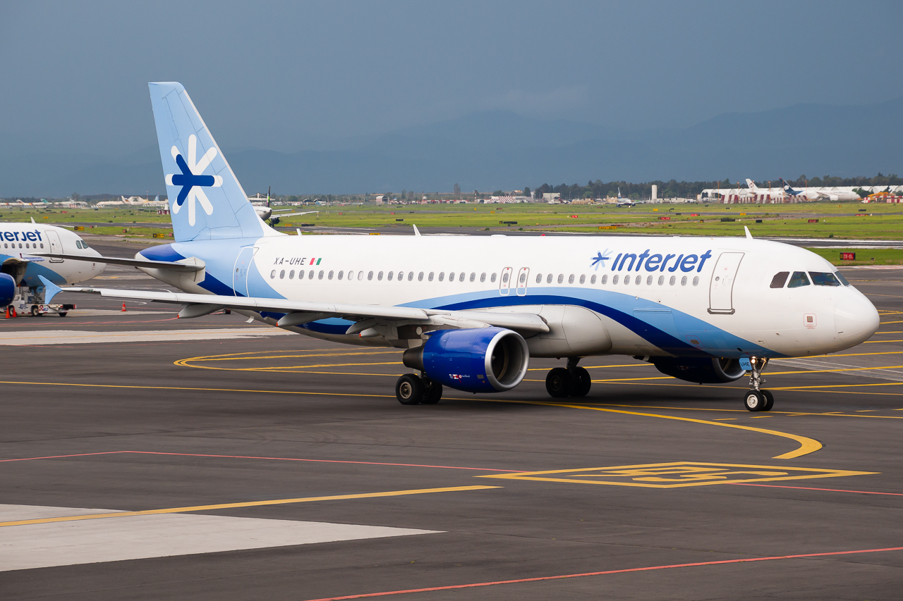 Full size: Interjet Airbus A320 XA-UHE at Mexico City International Airport