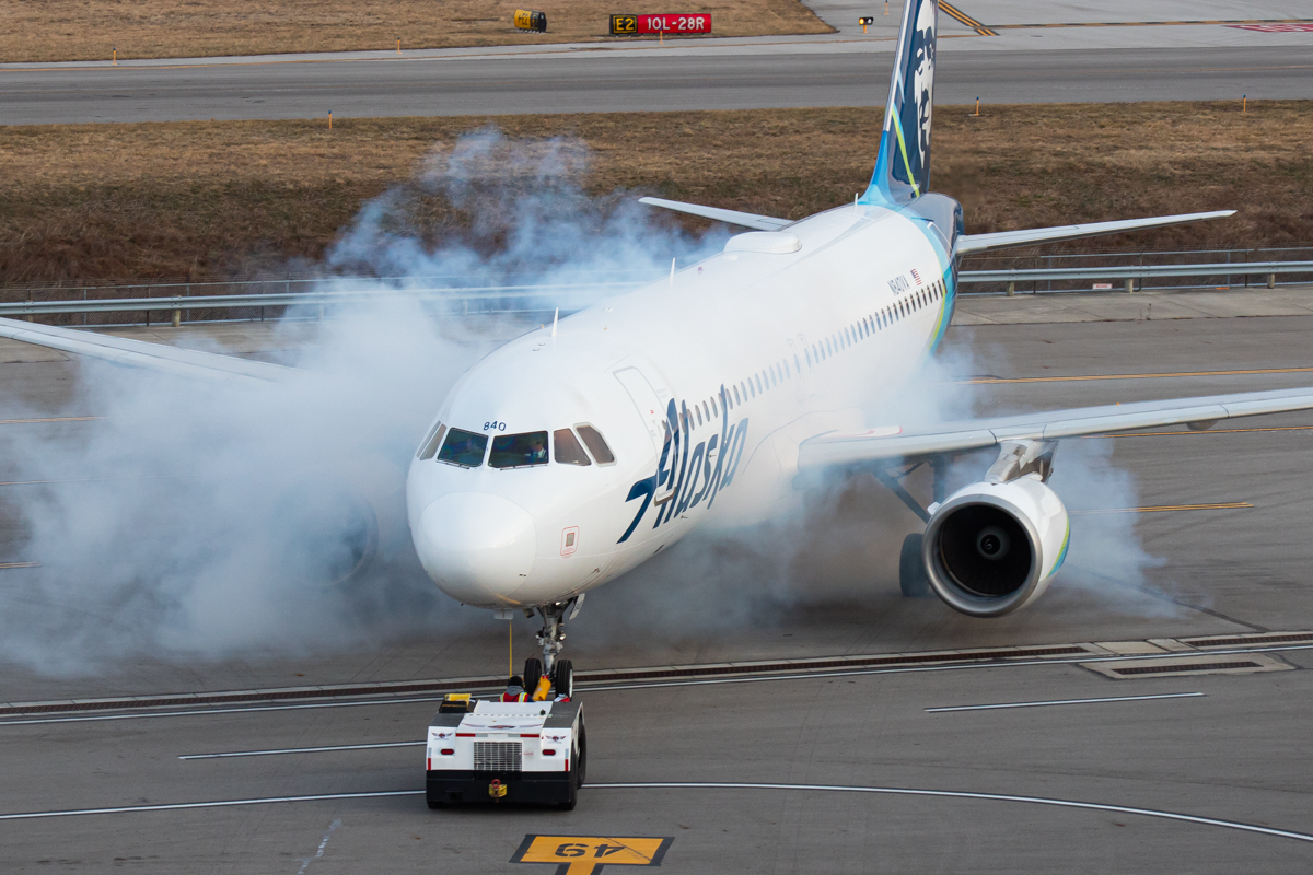 Full size: Alaska Airlines Airbus A320 N840VA at John Glenn Columbus International Airport