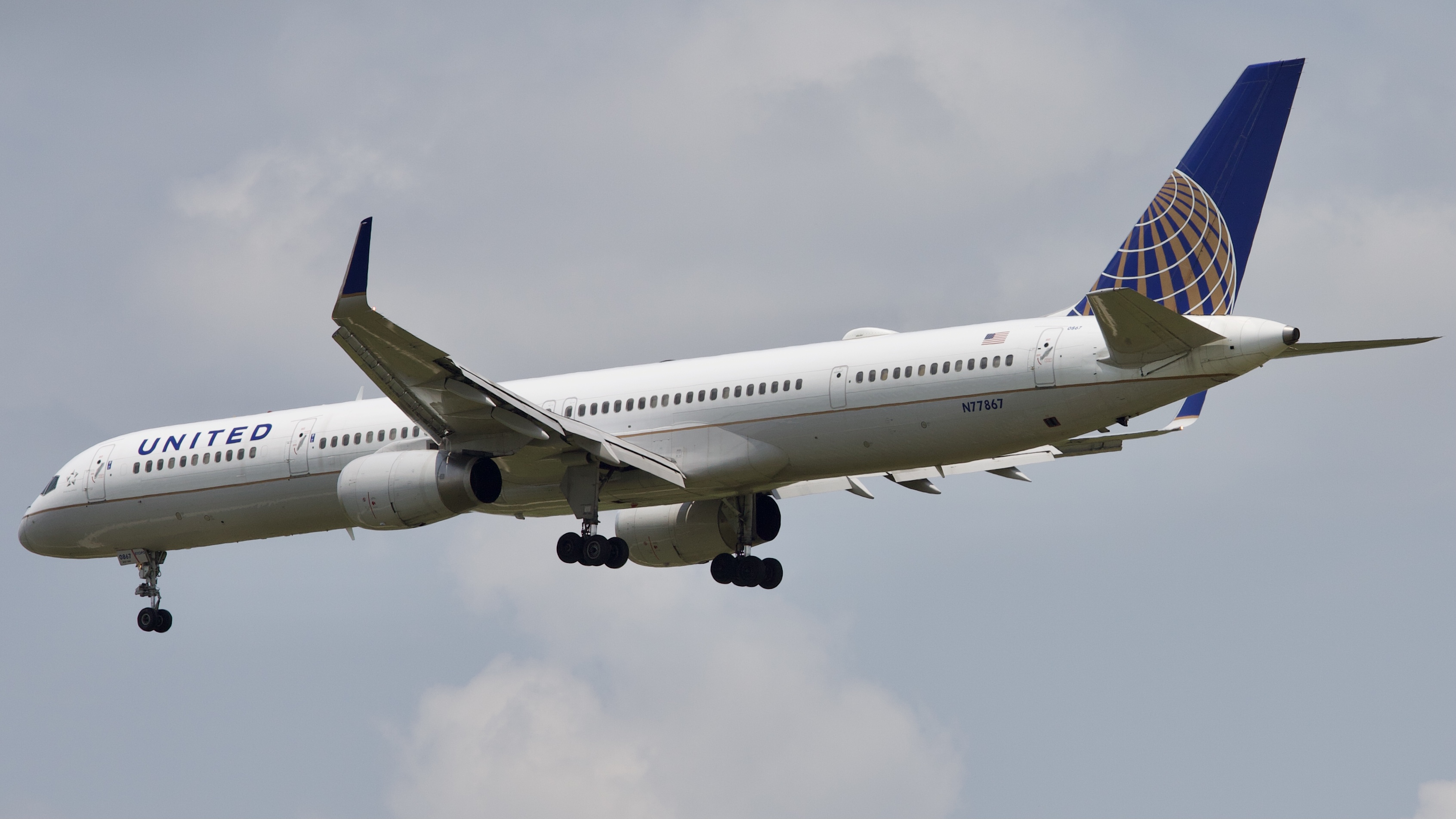 Full size: United Airlines Boeing 757-300 N77867 at Houston-George Bush Intercontinental Airport