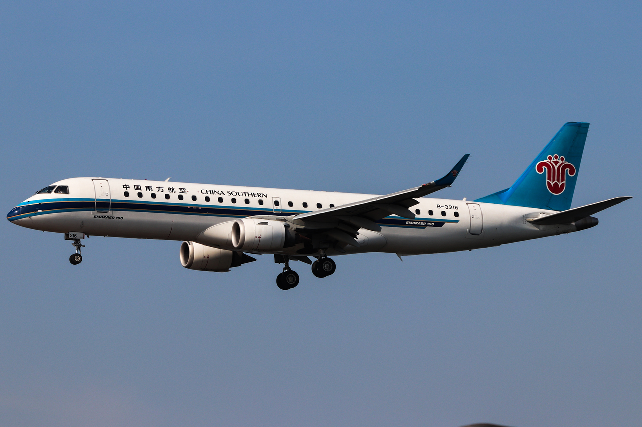 Full size: China Southern Airlines Embraer E190 B-3216 at Hong Kong International Airport