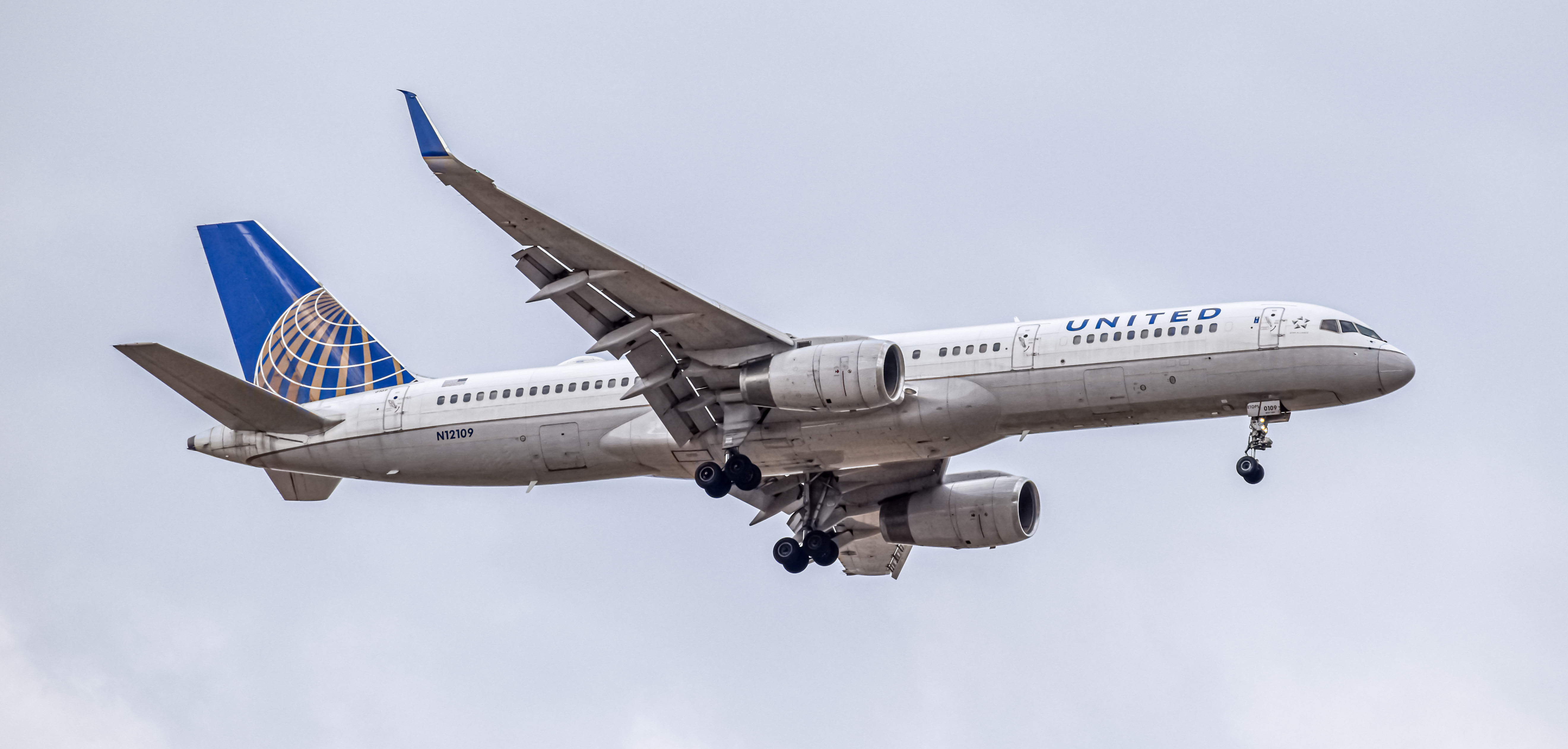 Full size: United Airlines Boeing 757-200 N12109 at Denver International Airport