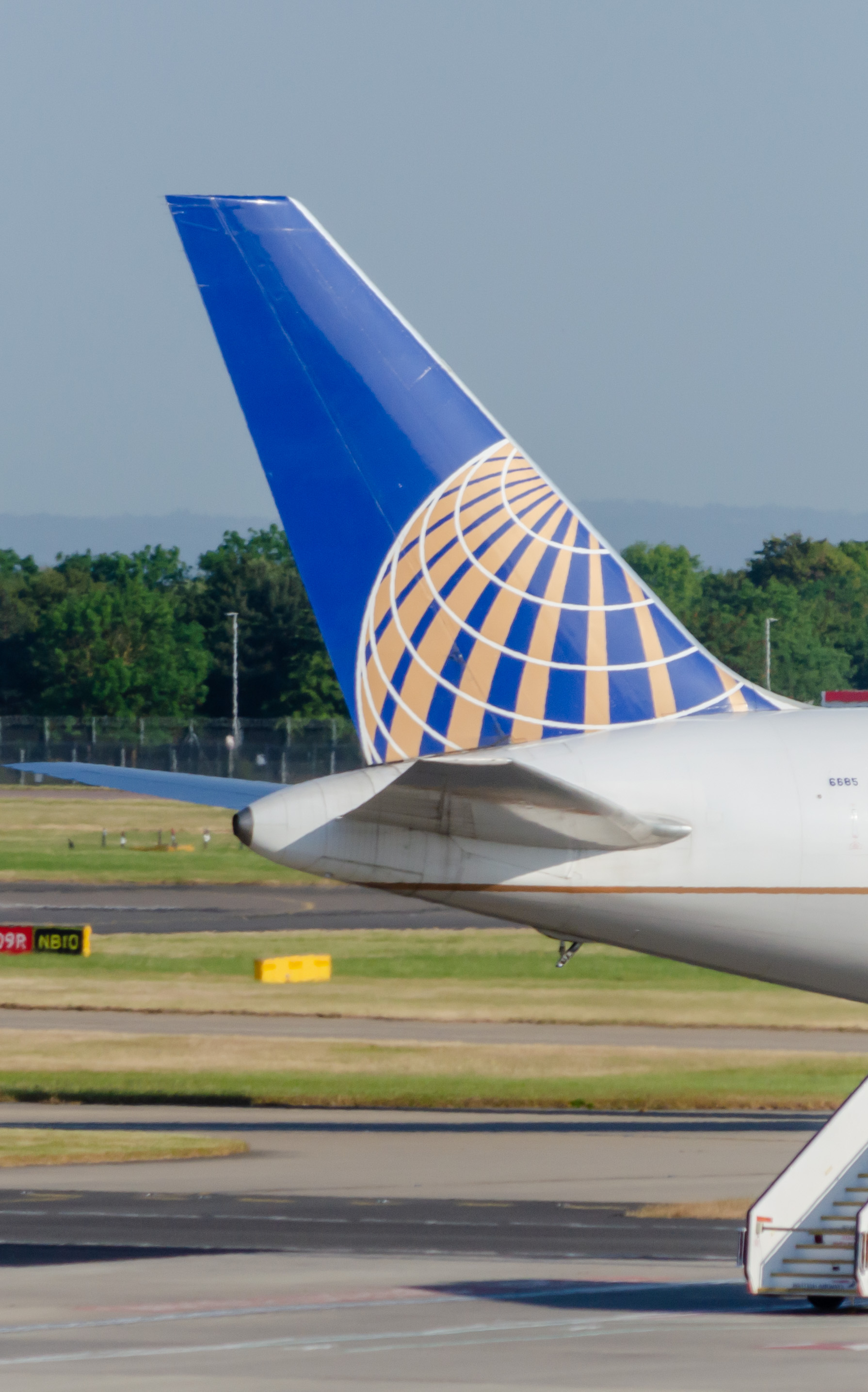 Full size: United Airlines Boeing 767-300ER N685UA at London Heathrow International Airport