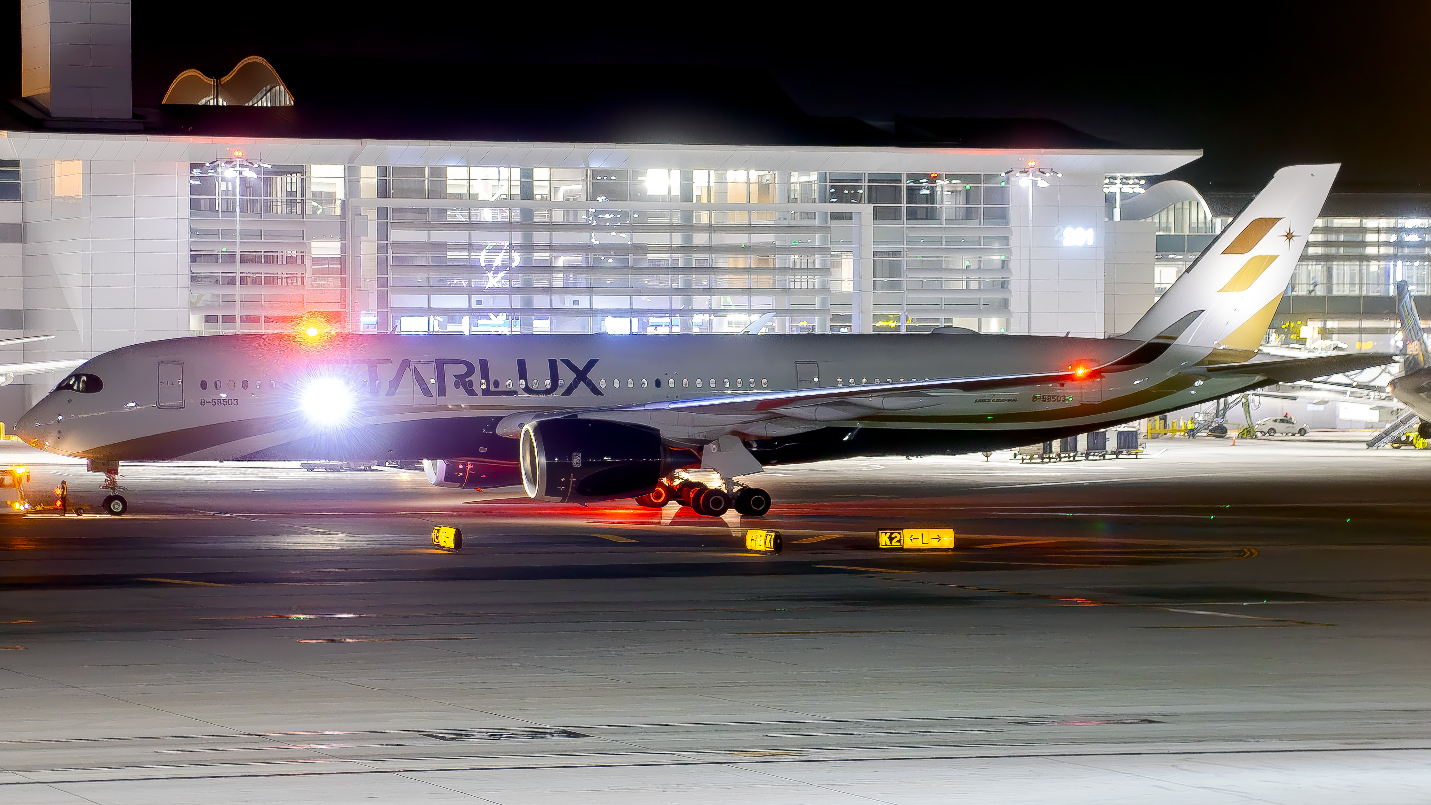 Full size: Starlux Airlines Airbus A350-900 B-58503 at Los Angeles International Airport