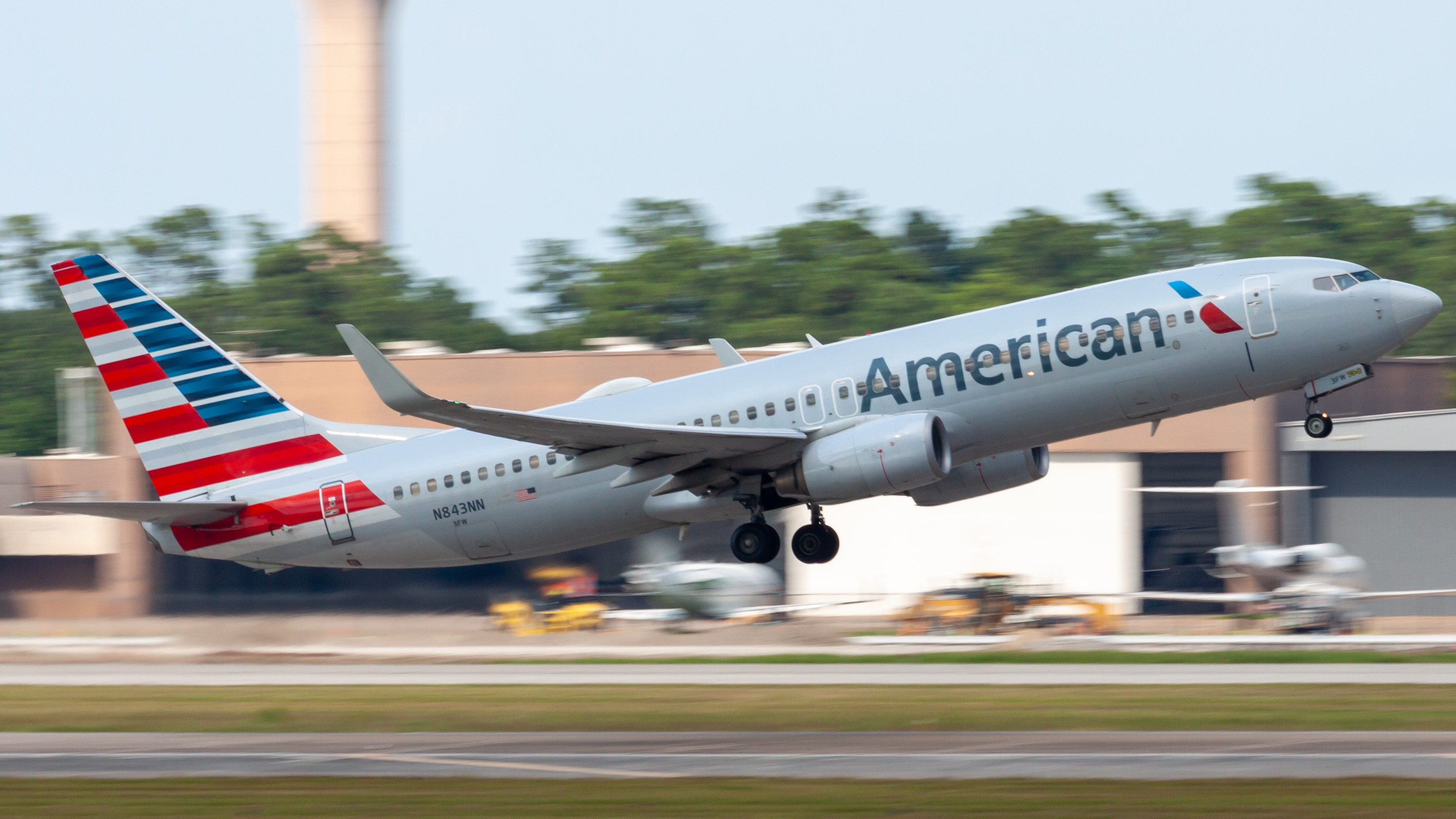 Full size: American Airlines Boeing 737-800 N843NN at Houston-George Bush Intercontinental Airport
