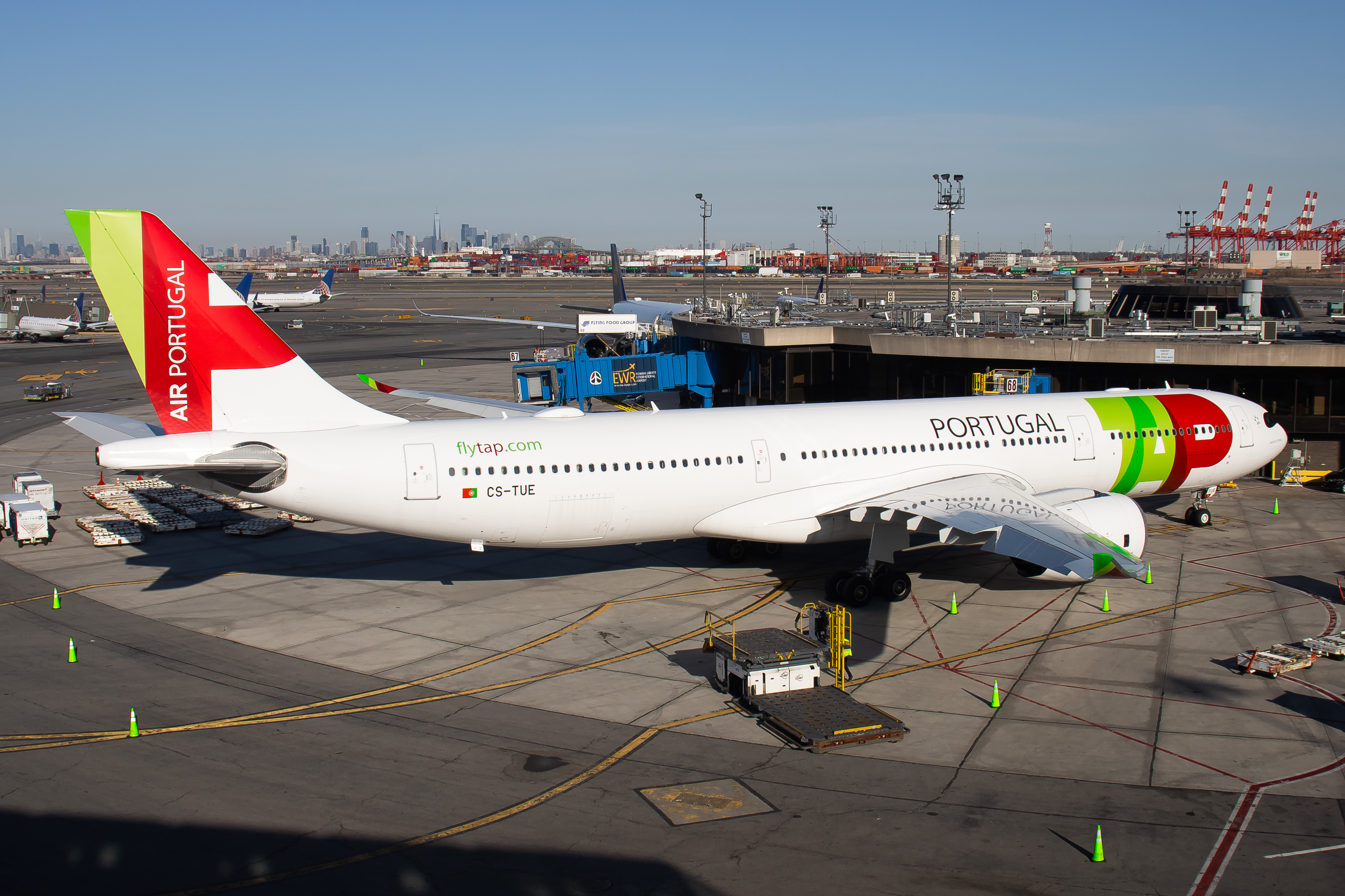 Full size: TAP Air Portugal Airbus A330-900 CS-TUE at Newark Liberty International Airport