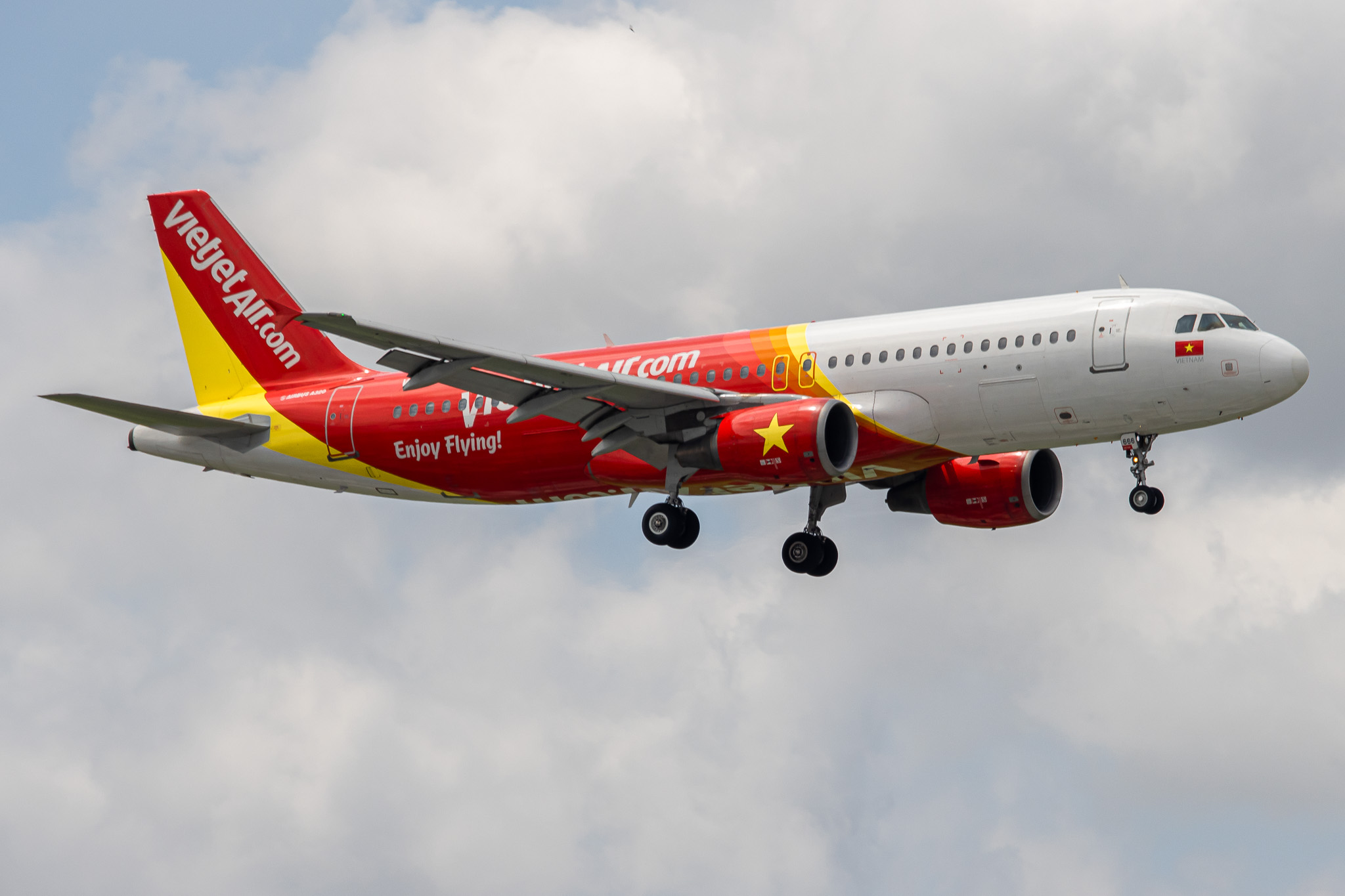 Full size: VietJet Air Airbus A320 VN-A666 at Tan Son Nhat International Airport