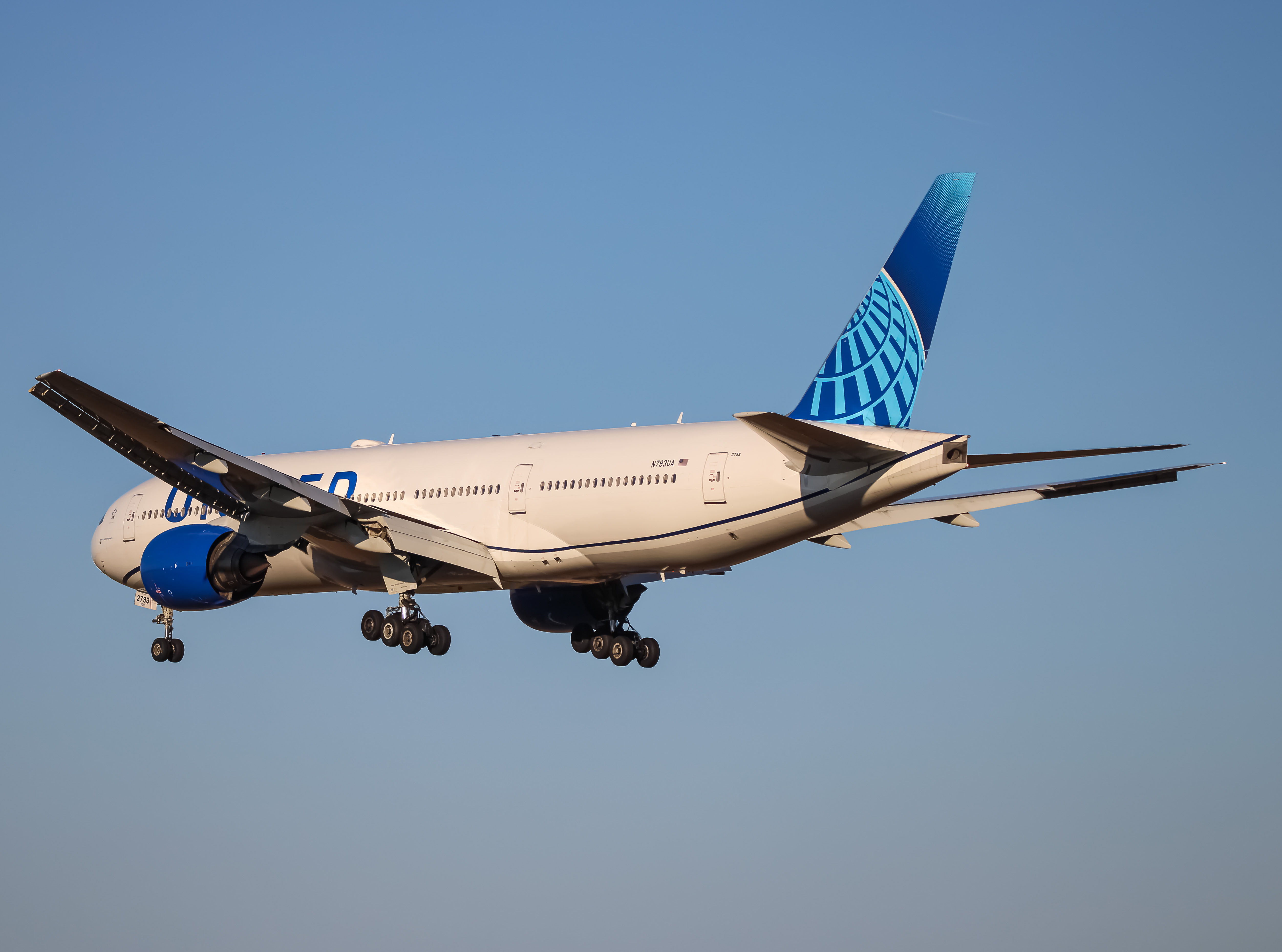 Full size: United Airlines Boeing 777-200 N793UA at Washington Dulles International Airport