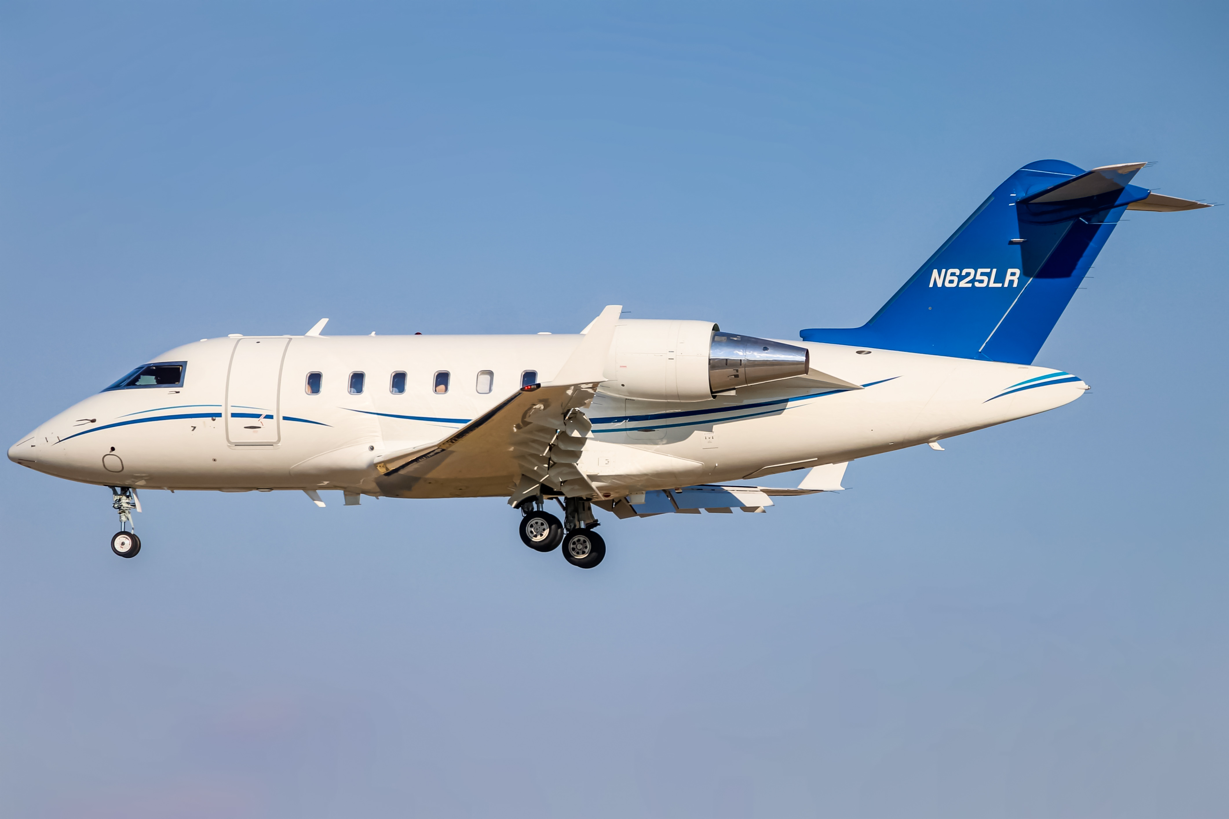 Full size: PRIVATE Bombardier Challenger 604 N625LR at Baltimore/Washington International Thurgood Marshall Airport