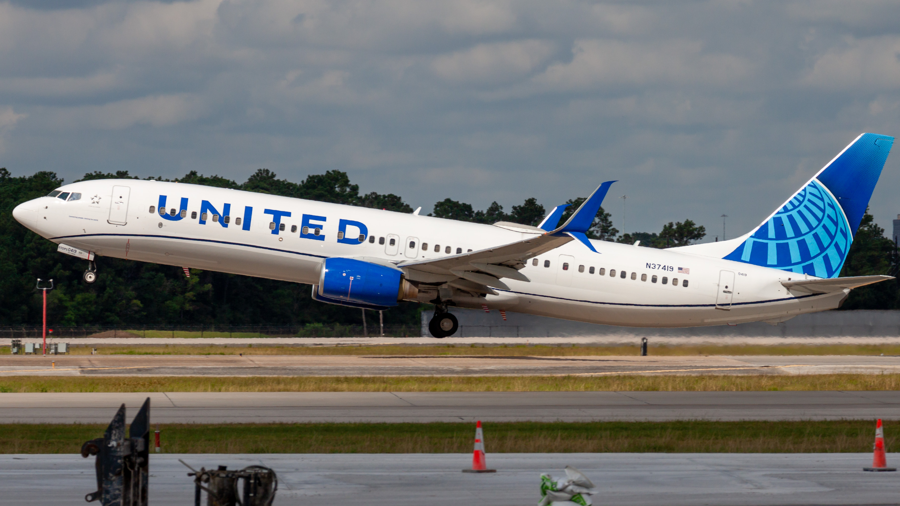 Full size: United Airlines Boeing 737-900ER N37419 at Houston-George Bush Intercontinental Airport