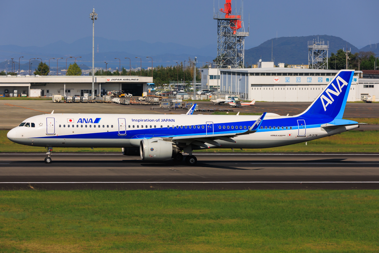 Full size: All Nippon Airways Airbus A321NEO JA137A at Takamatsu Airport