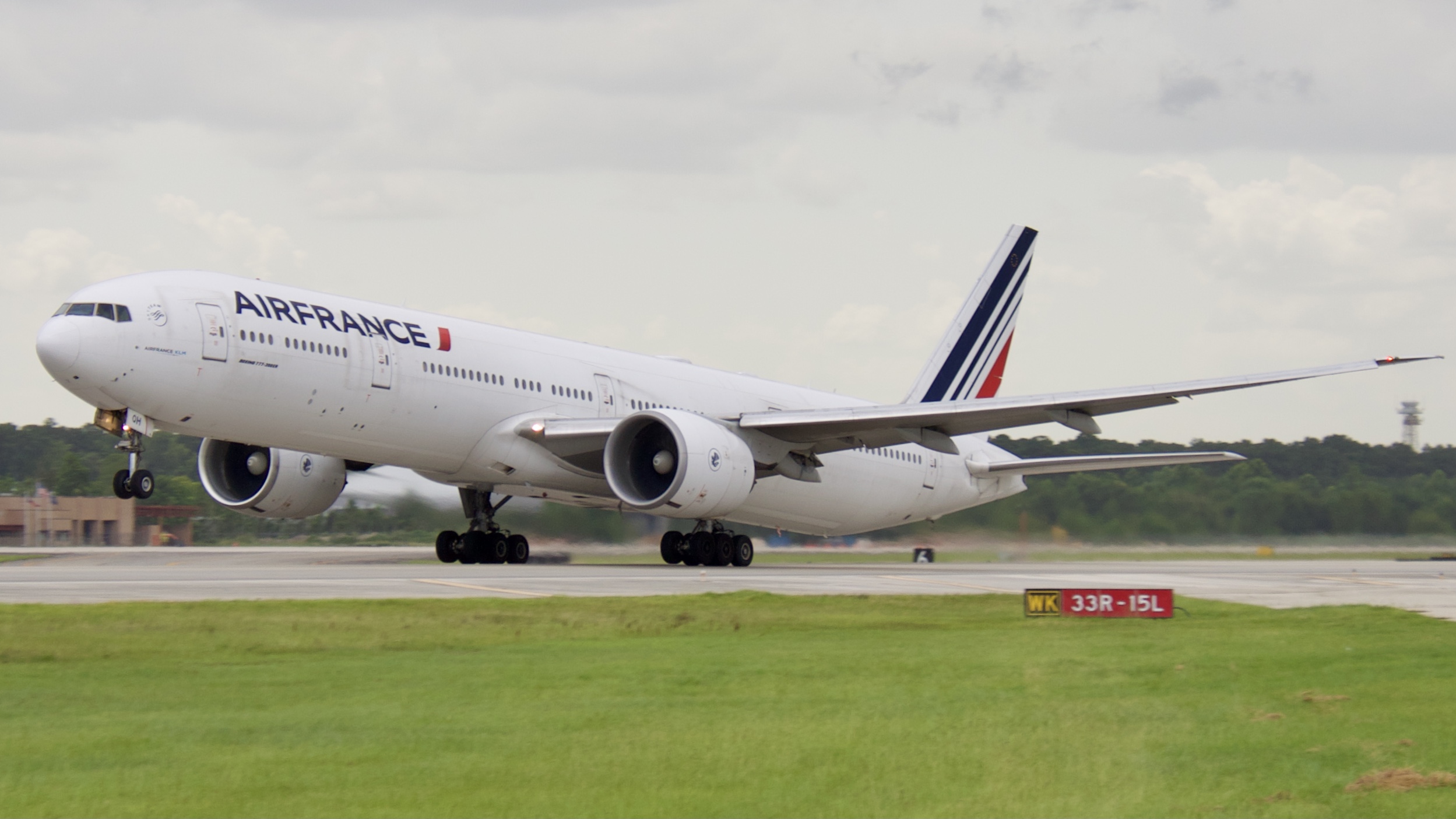 Full size: Air France Boeing 777-300ER F-GSQH at Houston-George Bush Intercontinental Airport
