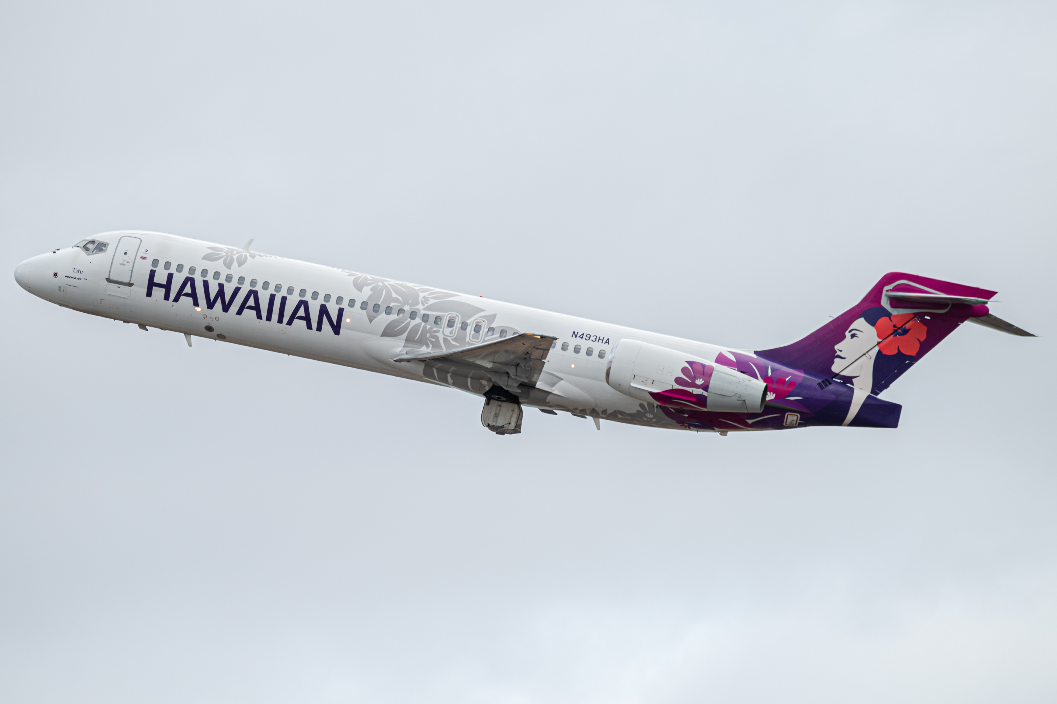 Full size: Hawaiian Airlines Boeing 717-200 N493HA at Daniel K Inouye International Airport