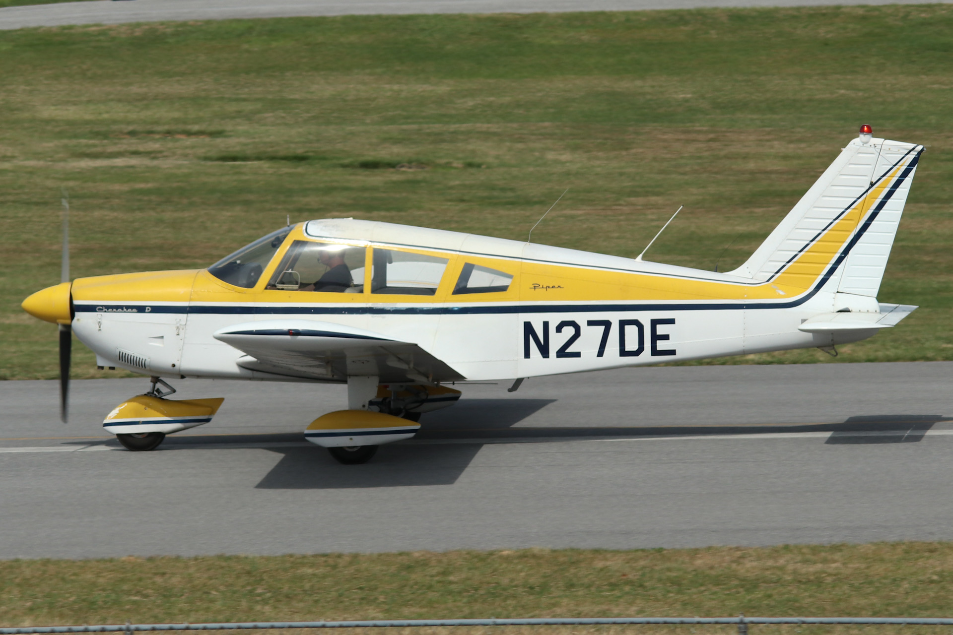 Full size: PRIVATE Piper 28 Cherokee N27DE at Carlisle Airport