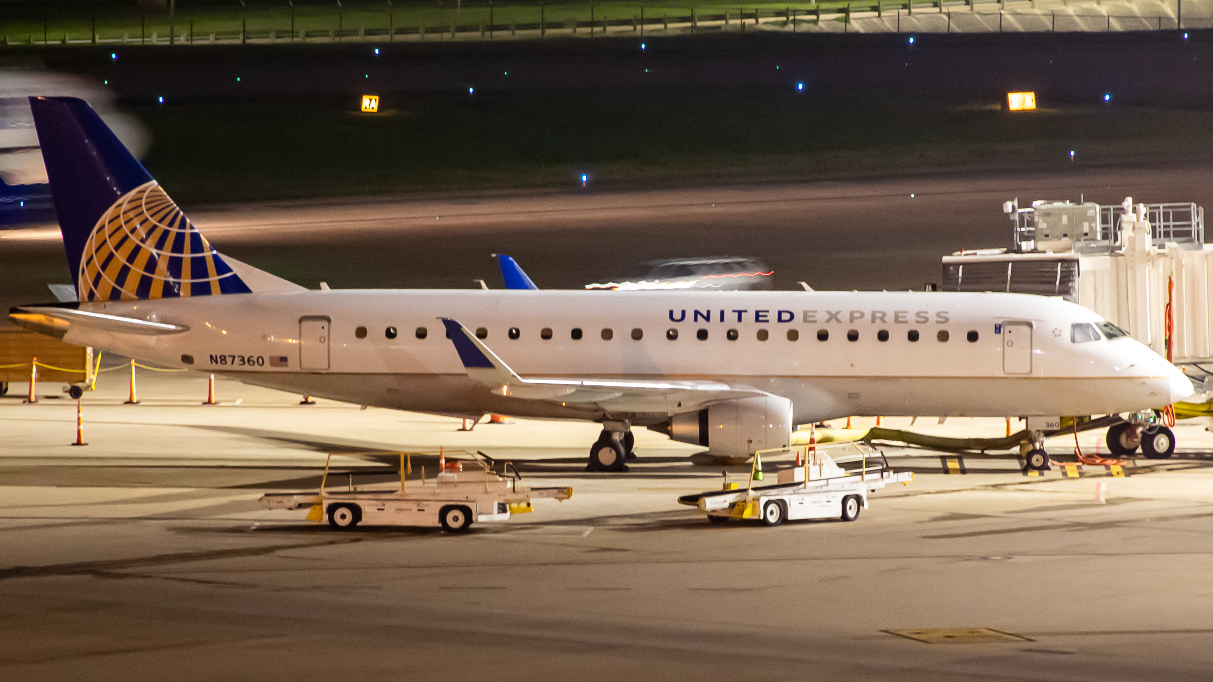 Full size: Mesa Airlines Embraer E175 N87360 at Houston-George Bush Intercontinental Airport