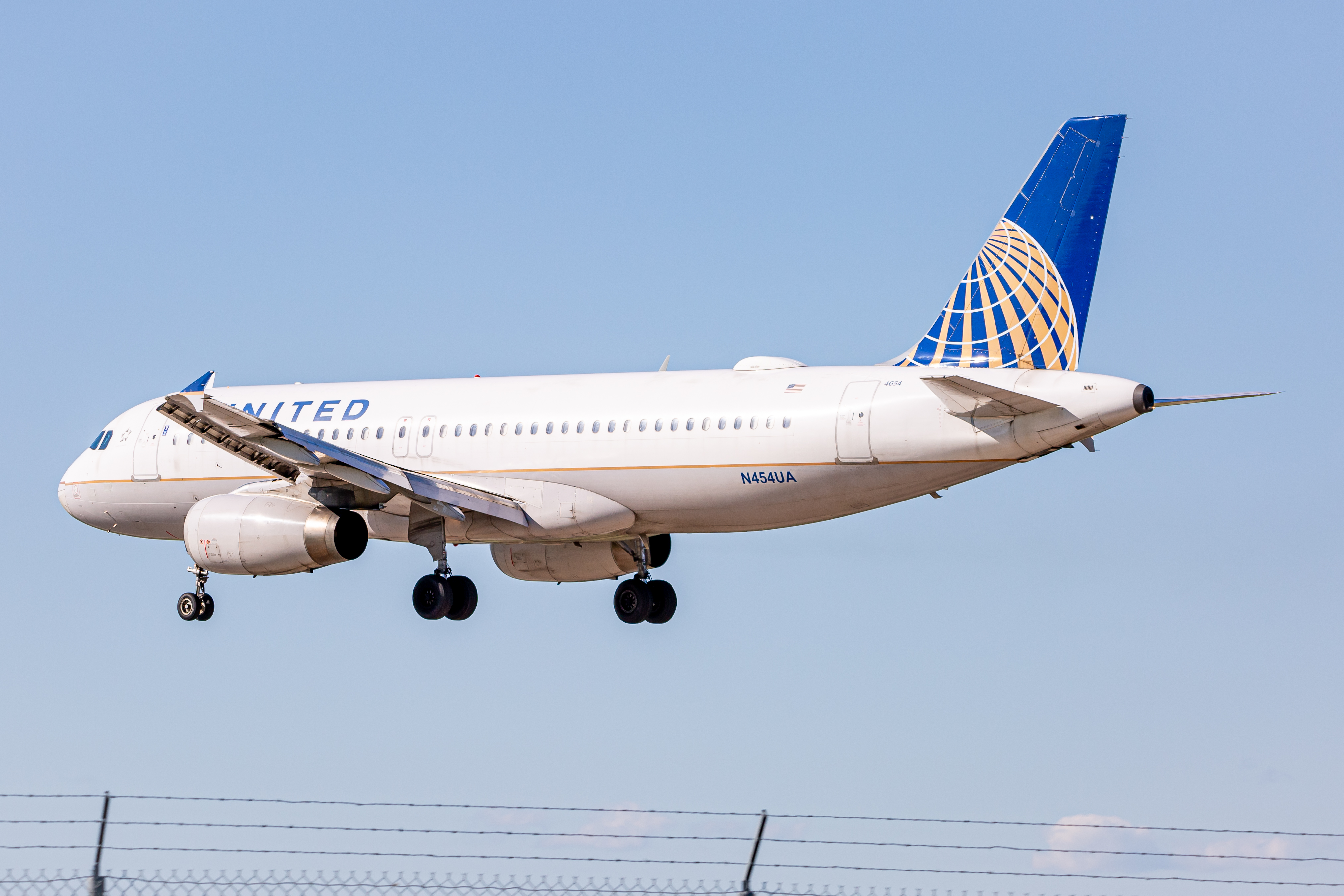 Full size: United Airlines Airbus A320 N454UA at Baltimore/Washington International Thurgood Marshall Airport