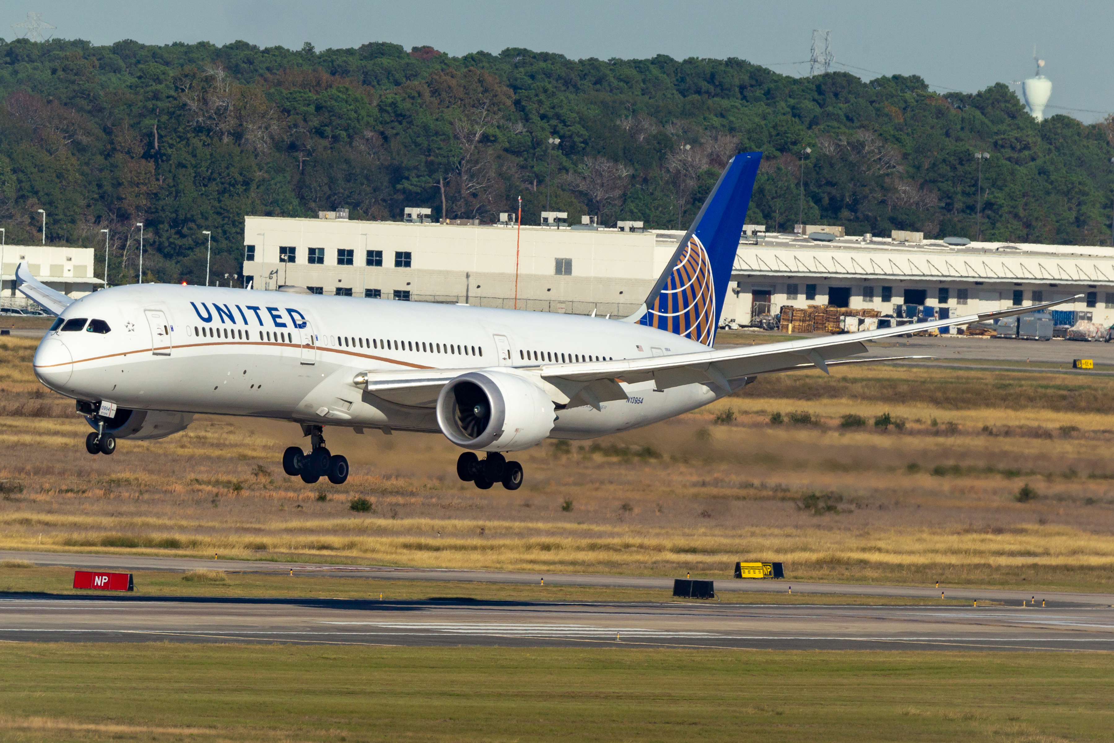 Full size: United Airlines Boeing 787-9 N13954  at Houston-George Bush Intercontinental Airport