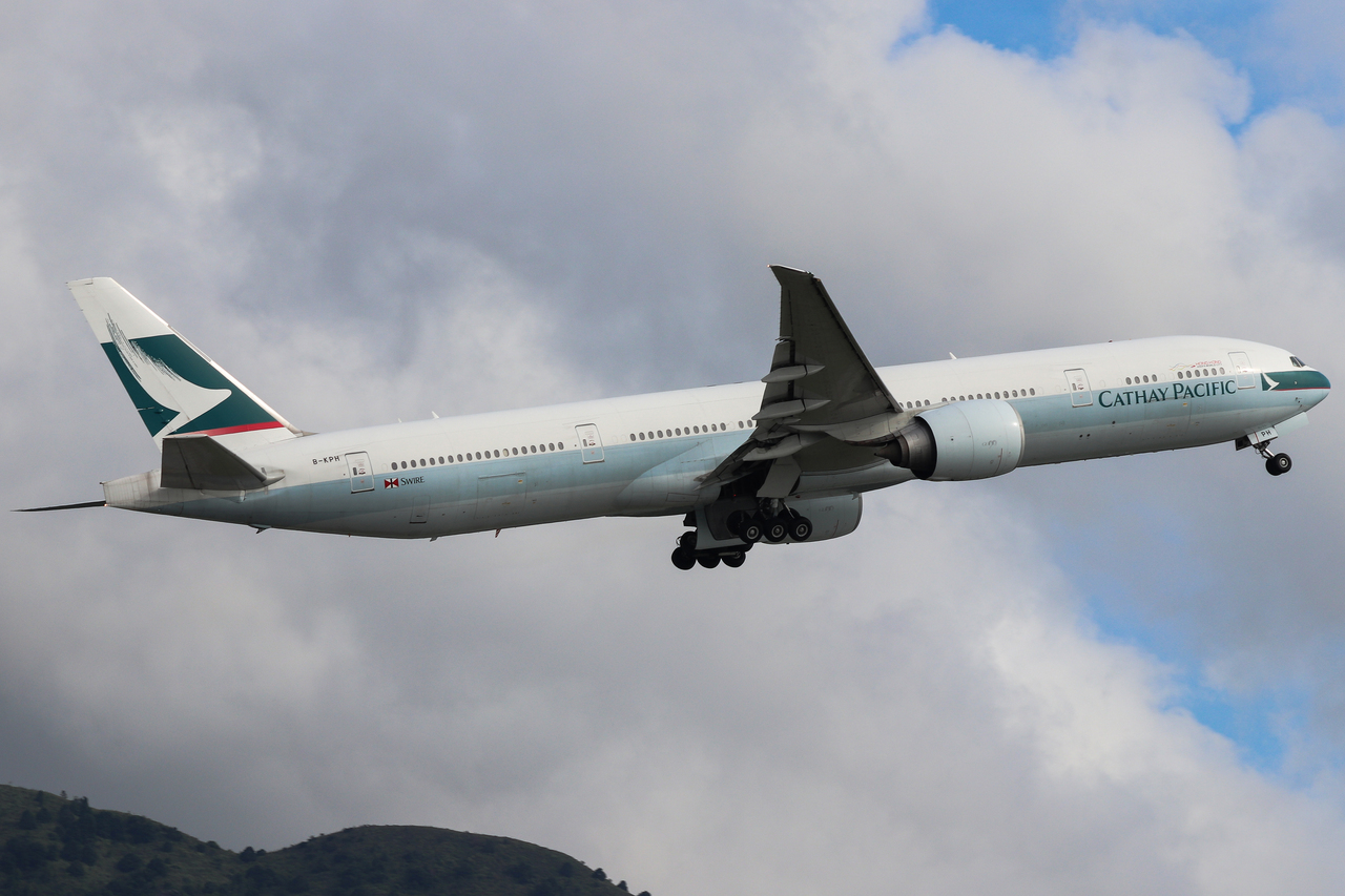 Full size: Cathay Pacific Boeing 777-300ER B-KPH at Hong Kong International Airport