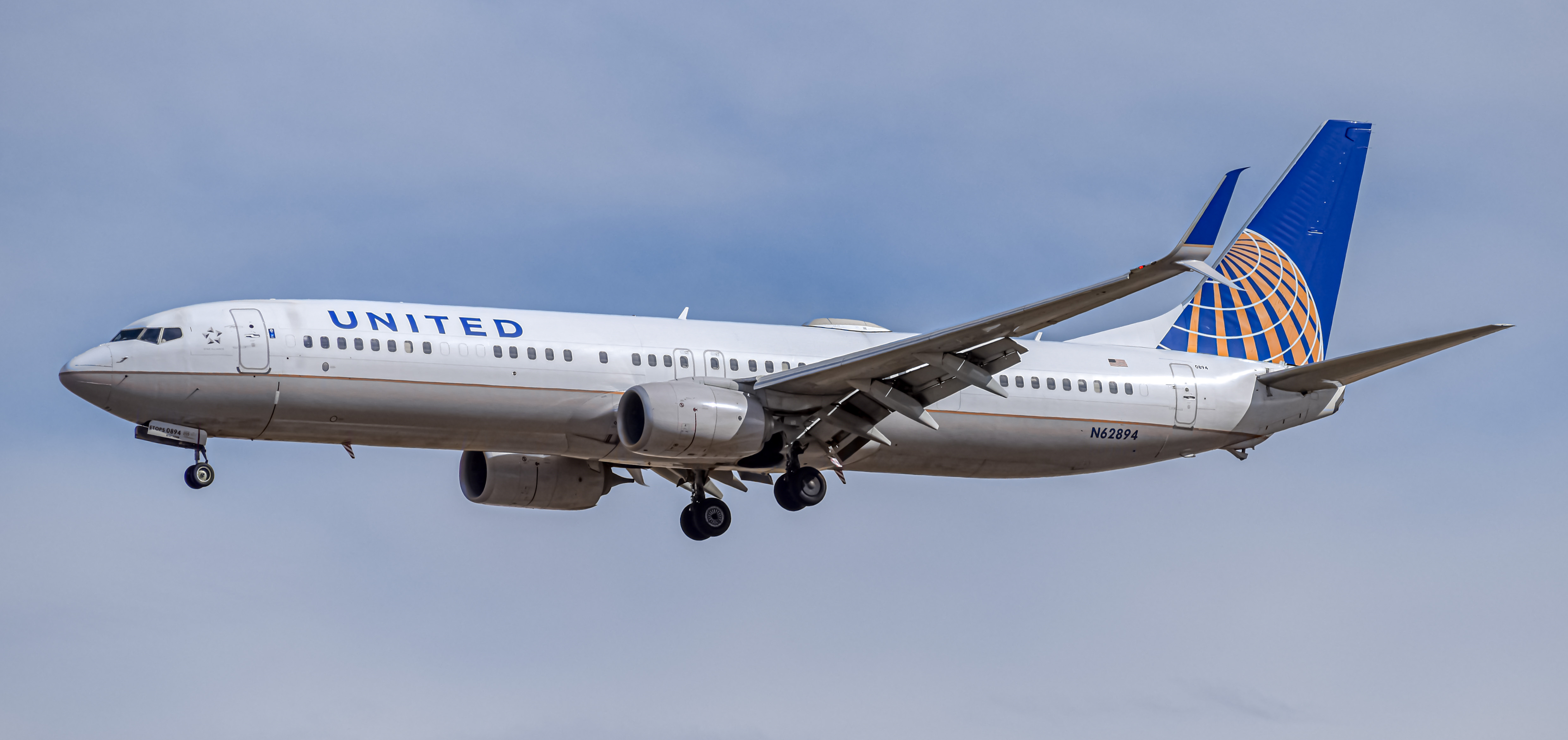 Full size: United Airlines Boeing 737-900ER N62894 at Denver International Airport