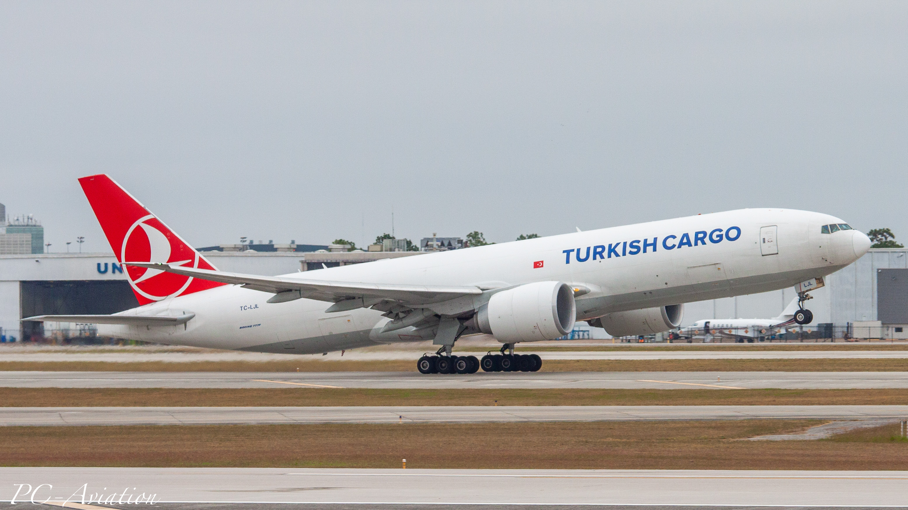 Full size: Turkish Airlines Cargo Boeing 777-200 TC-LJL at Houston-George Bush Intercontinental Airport