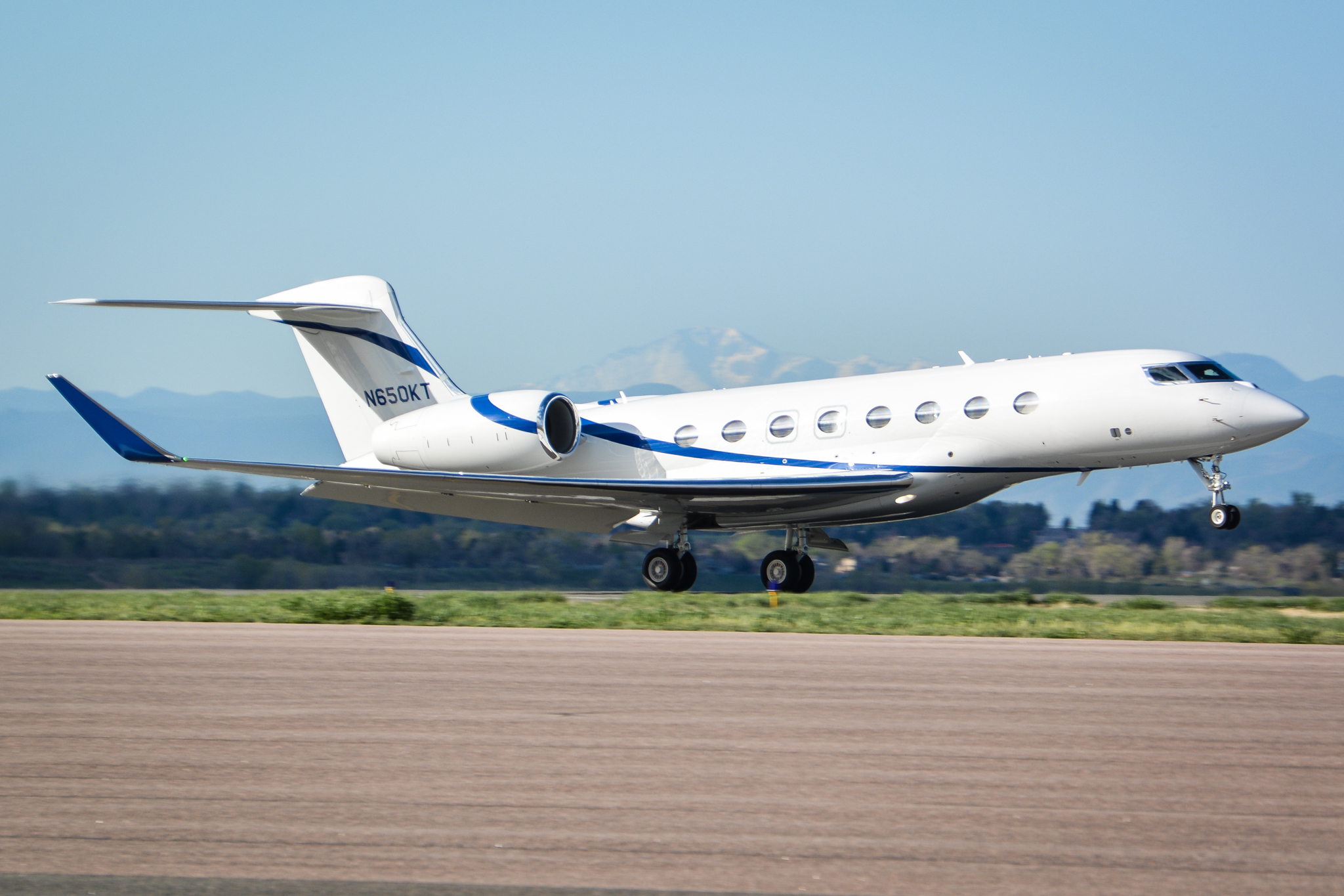 Full size: PRIVATE Gulfstream G650 N650KT at Rocky Mountain Metro Airport