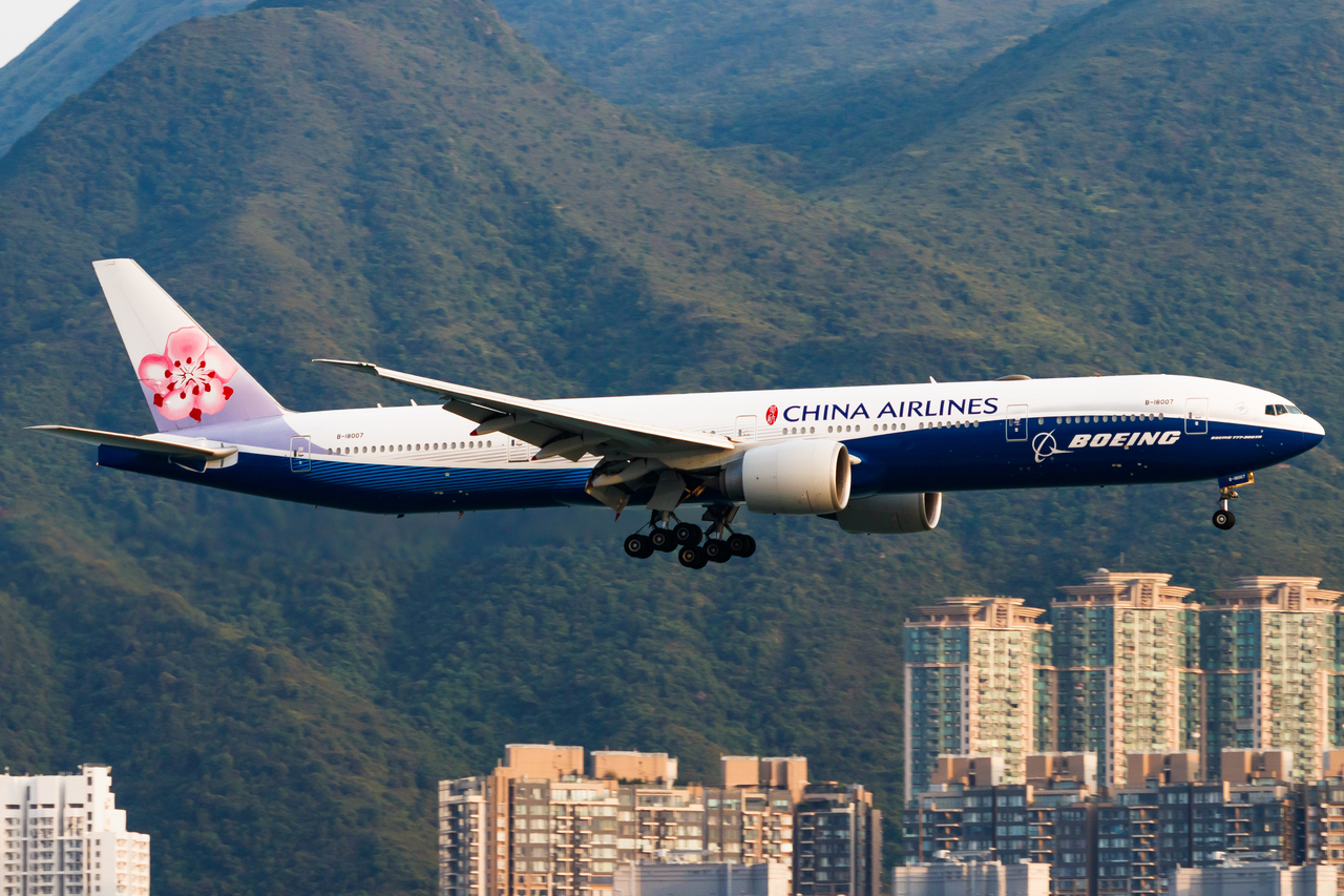 Full size: China Airlines Boeing 777-300ER B-18007 at Hong Kong International Airport
