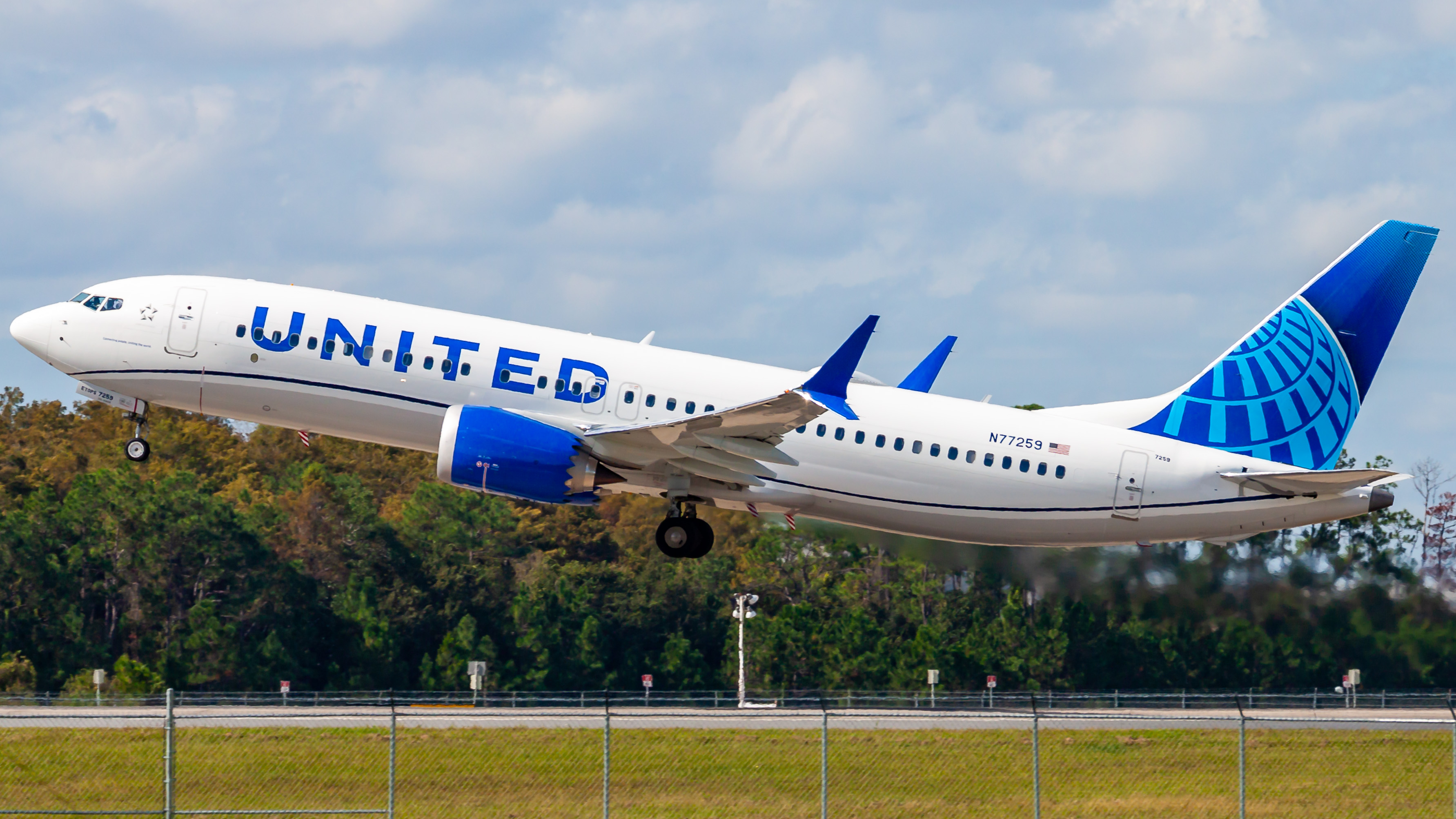 Full size: United Airlines Boeing 737 MAX 8 N77259 at Orlando International Airport