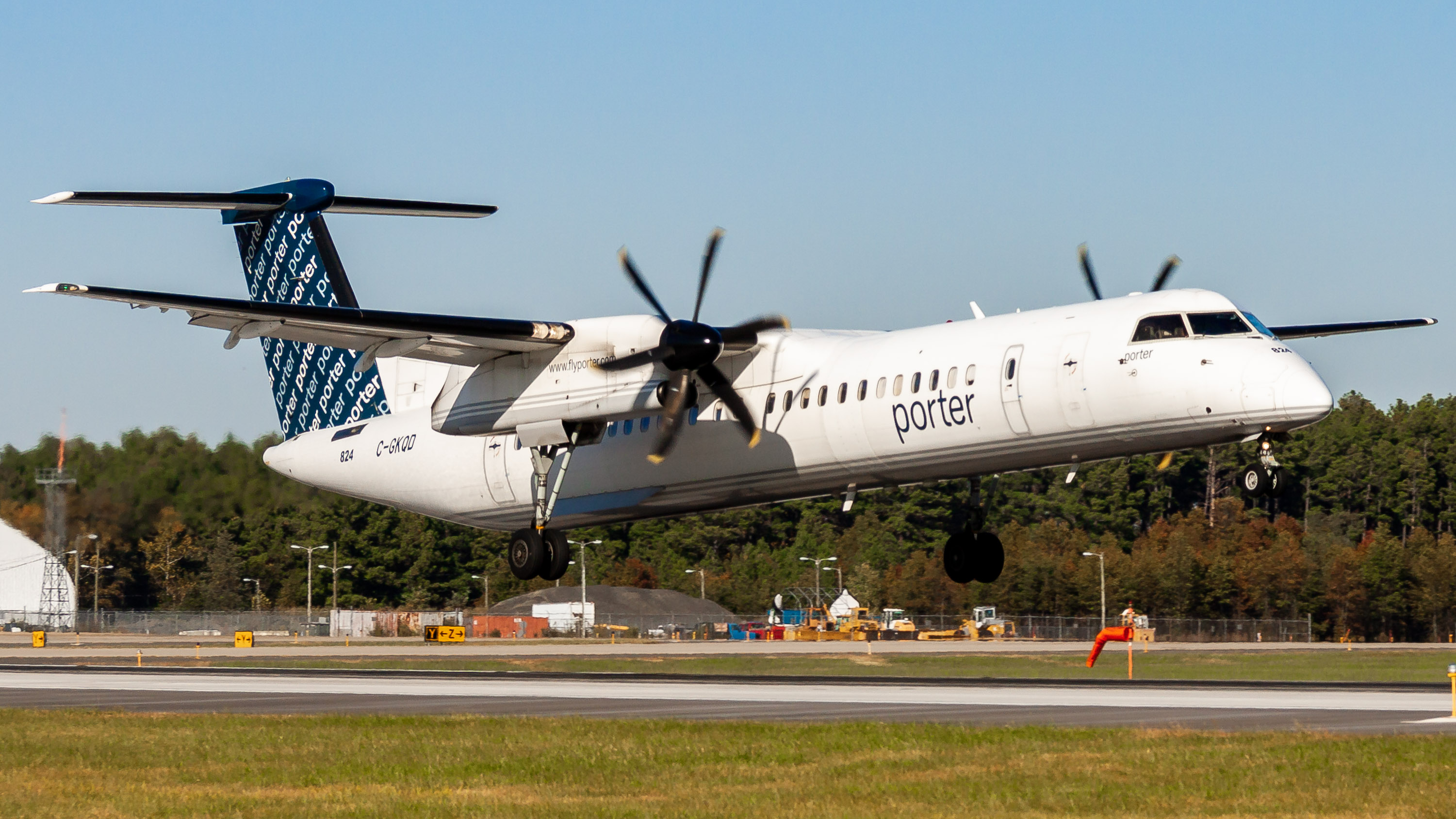 Full size: Porter Airlines Dash 8 Q400 C-GKQD at Washington Dulles International Airport