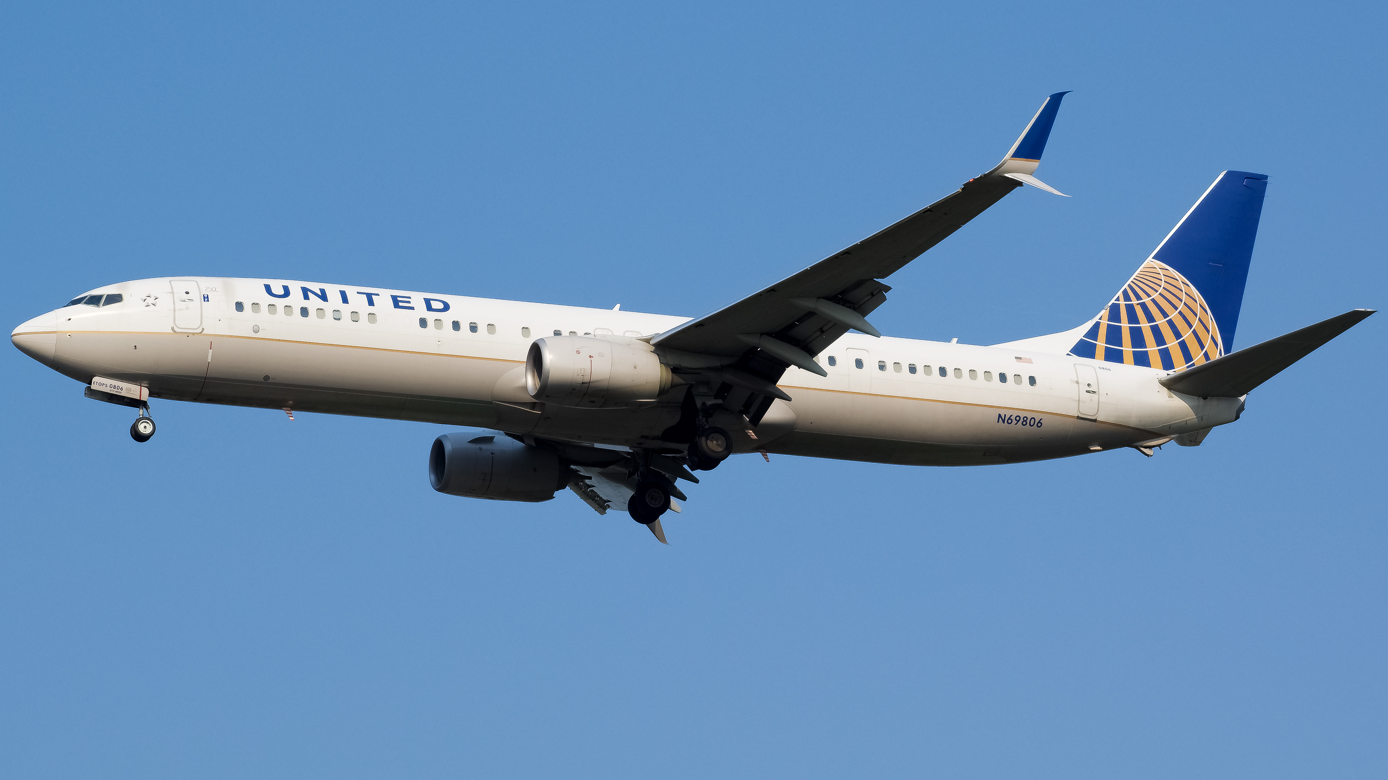 Full size: United Airlines Boeing 737-900ER N69806 at Washington Dulles International Airport