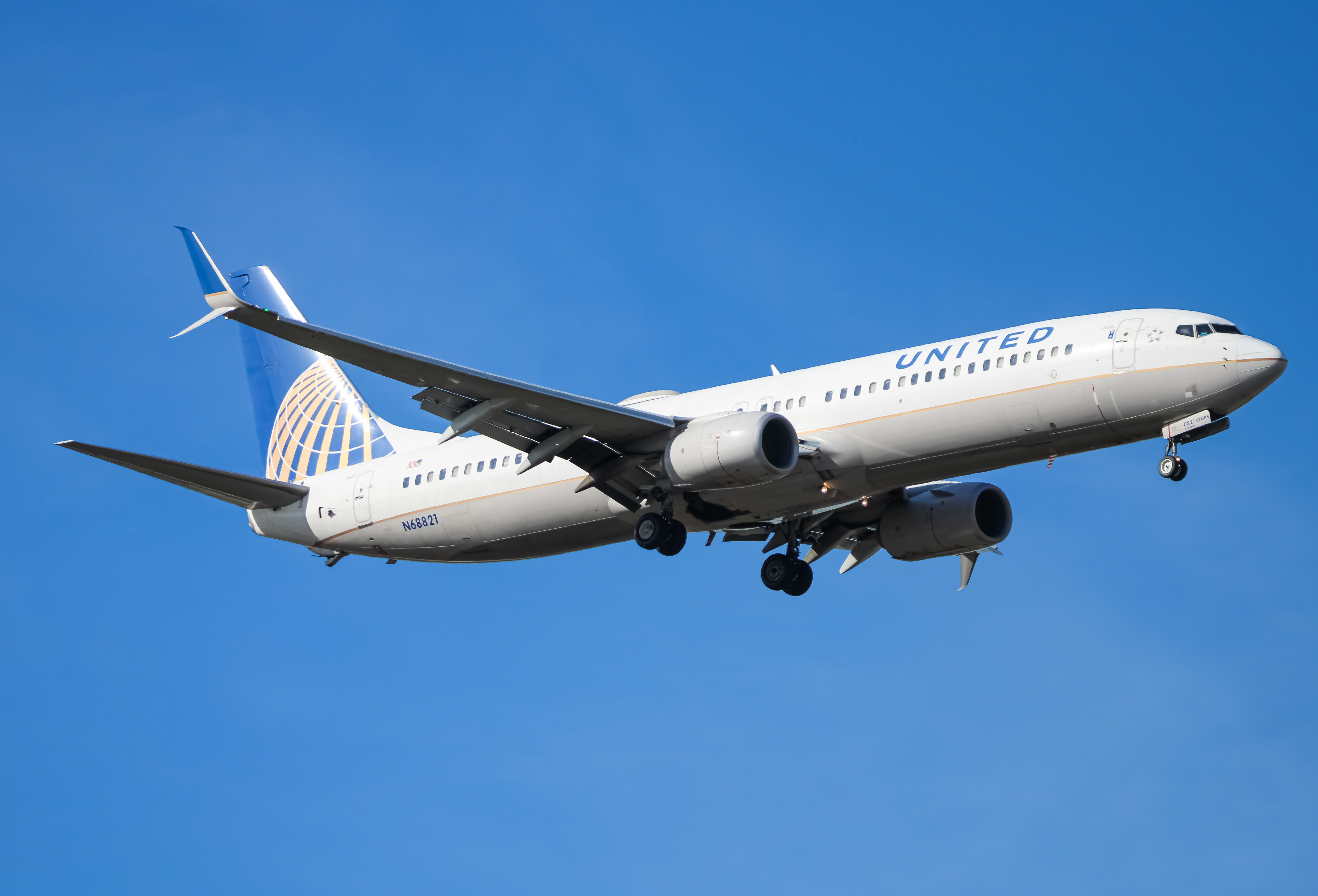 Full size: United Airlines Boeing 737-900ER N68821 at Baltimore/Washington International Thurgood Marshall Airport