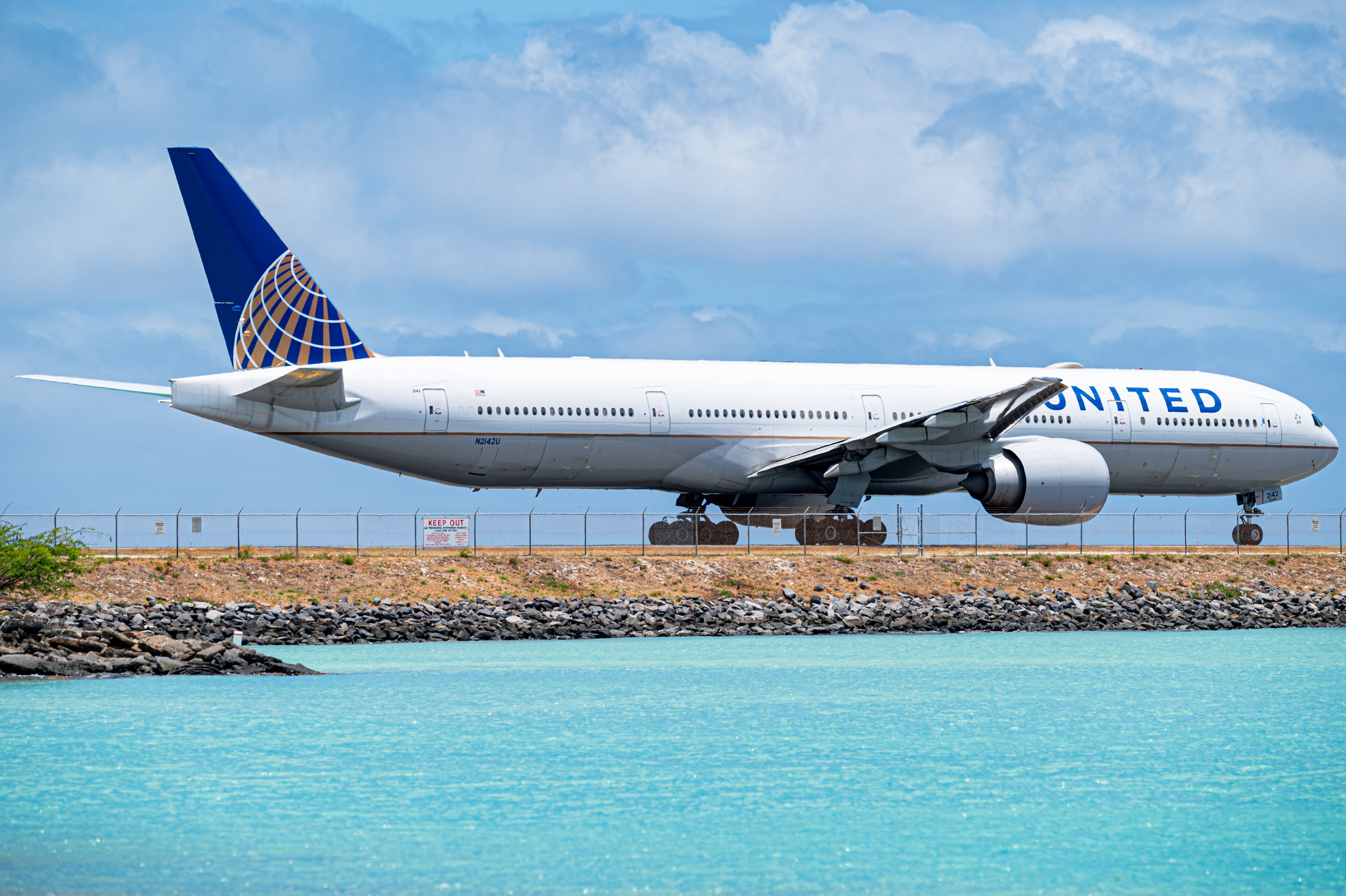 Full size: United Airlines Boeing 777-300ER N2142U at Daniel K Inouye International Airport