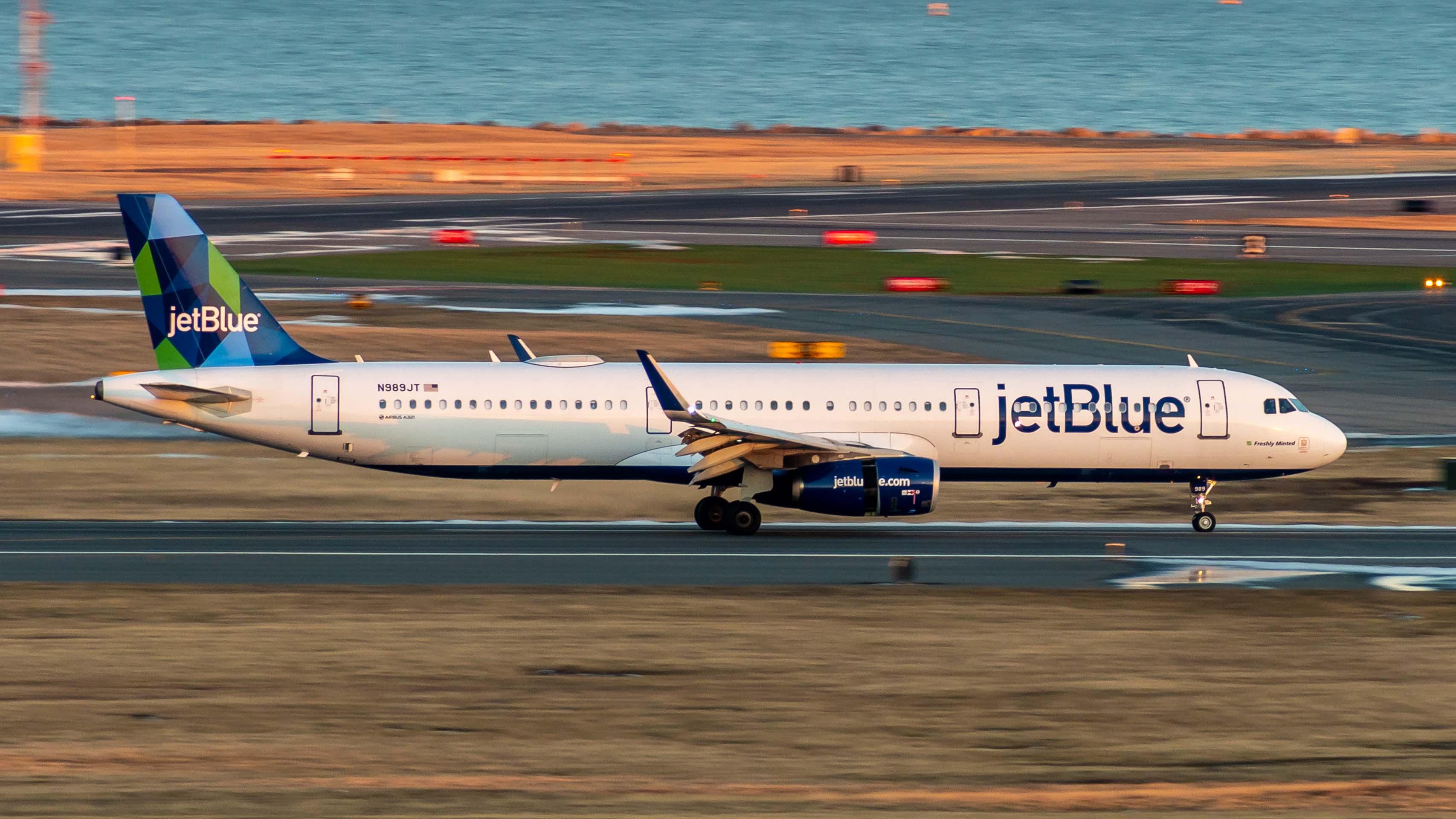 Full size: JetBlue Airways Airbus A321-200 N989JT at General Edward Lawrence Logan International Airport