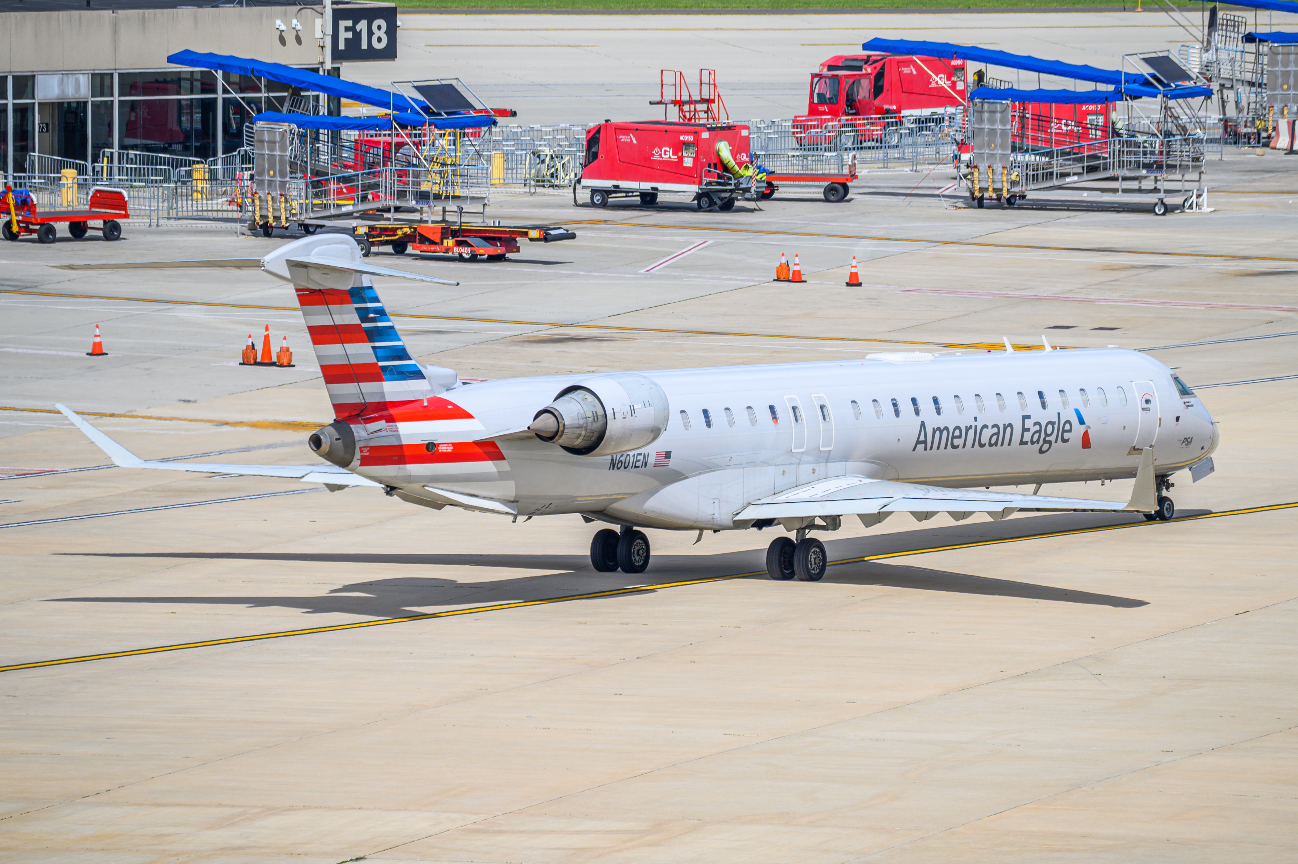 Full size: American Eagle Mitsubishi CRJ-900 N601EN at Philadelphia International Airport