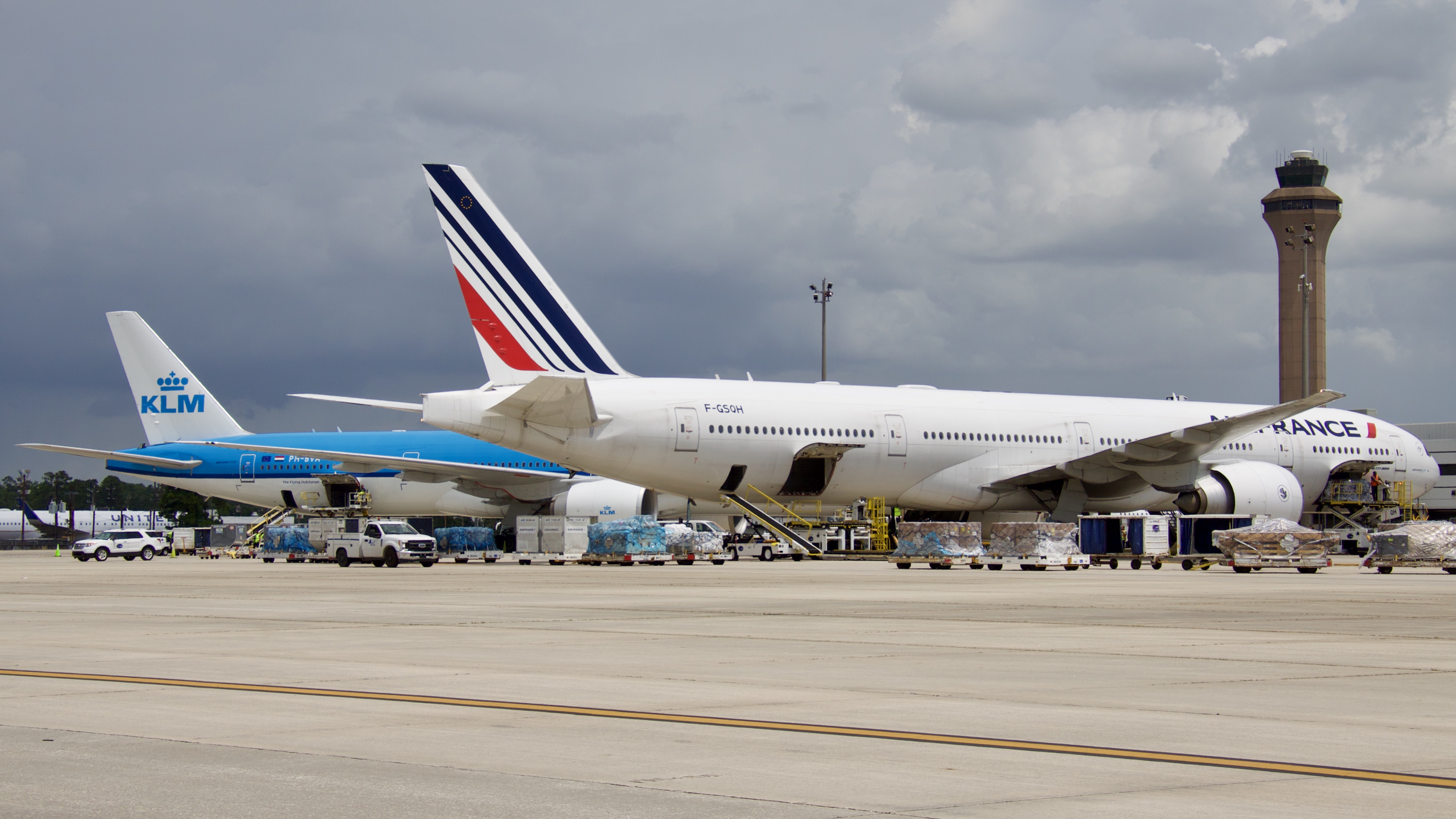 Full size: Air France Boeing 777-300ER F-GSQH at Houston-George Bush Intercontinental Airport