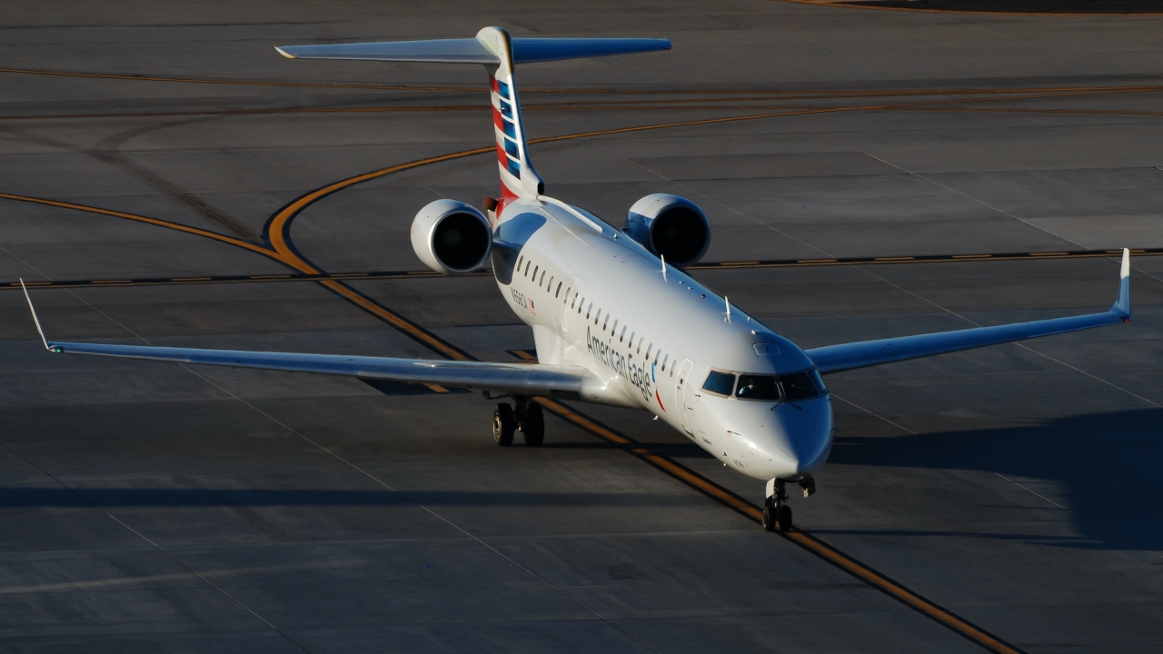 Full size: SkyWest Airlines Mitsubishi CRJ-700 N656CA at Phoenix Sky Harbor International Airport