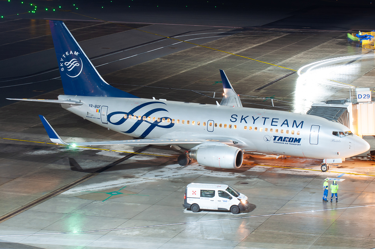 Full size: TAROM Boeing 737-700 YR-BGF at Vienna International Airport