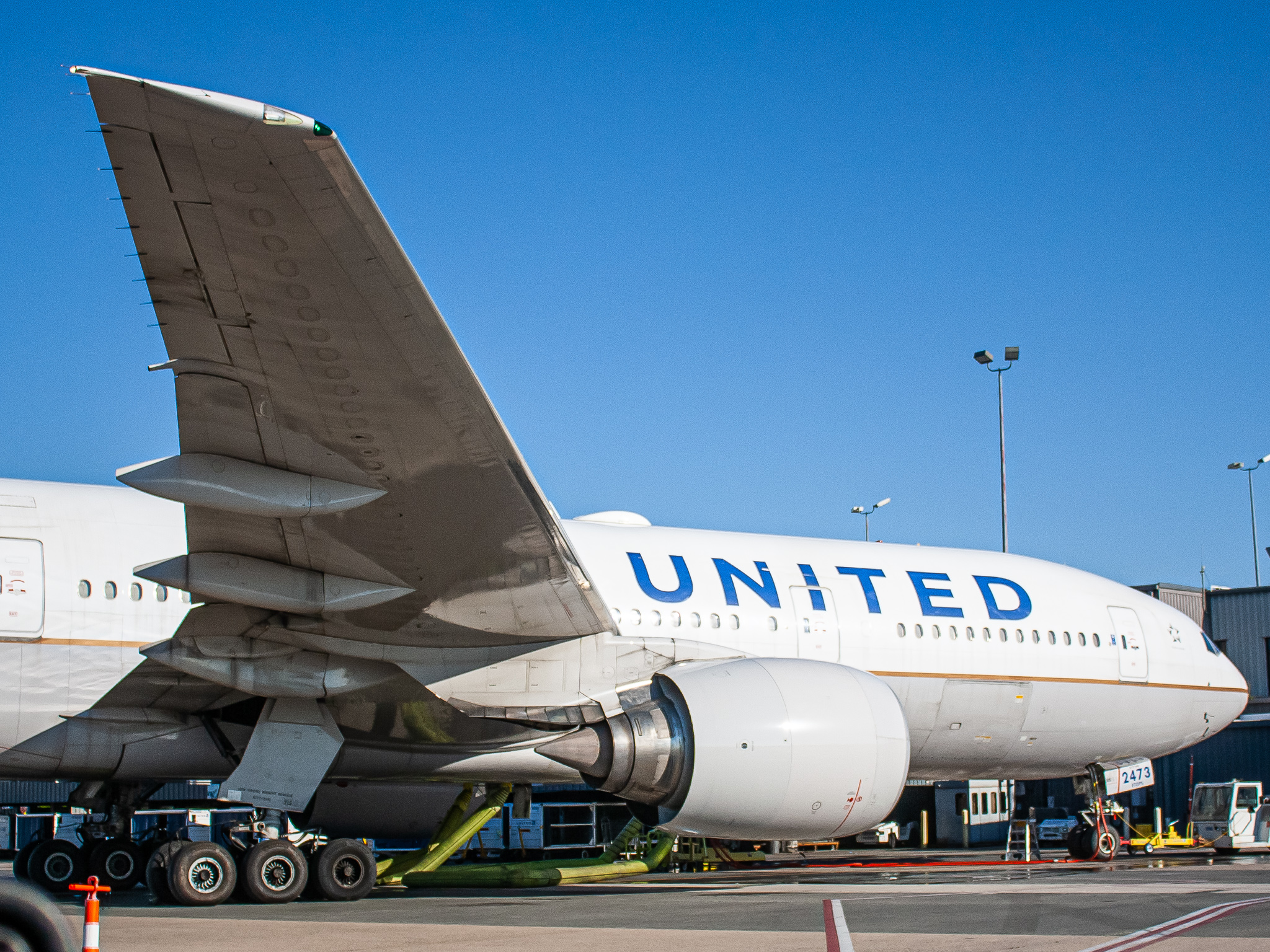 Full size: United Airlines Boeing 777-200 N773UA at Washington Dulles International Airport