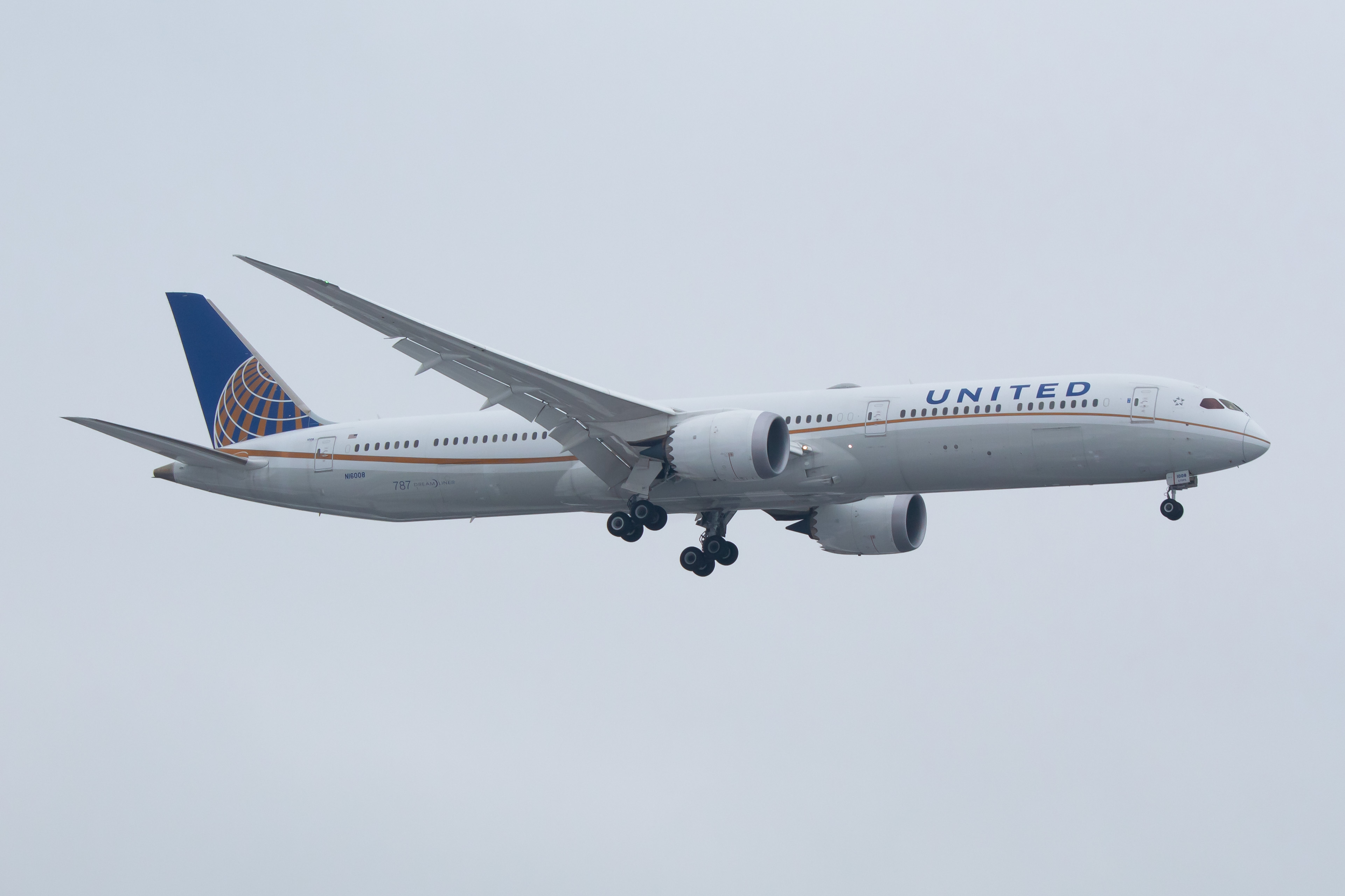 Full size: United Airlines Boeing 787-10 N16008 at Newark Liberty International Airport