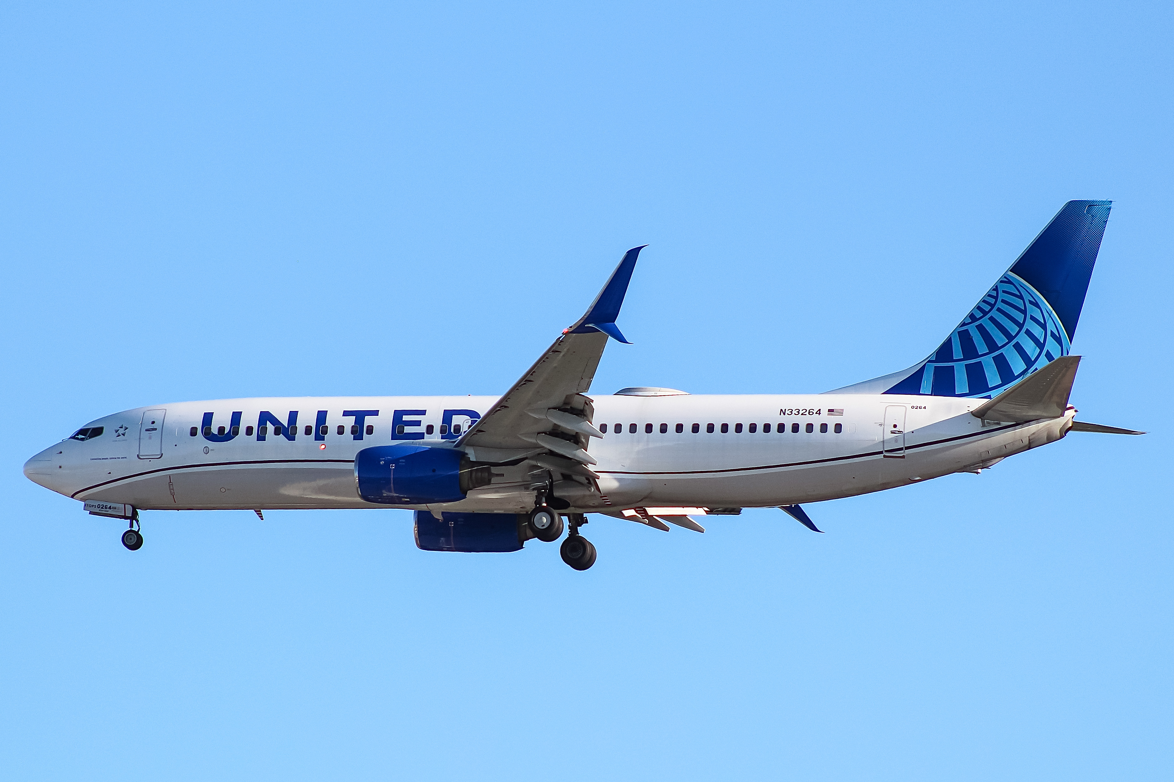 Full size: United Airlines Boeing 737-800 N33264 at Chicago O'Hare International Airport
