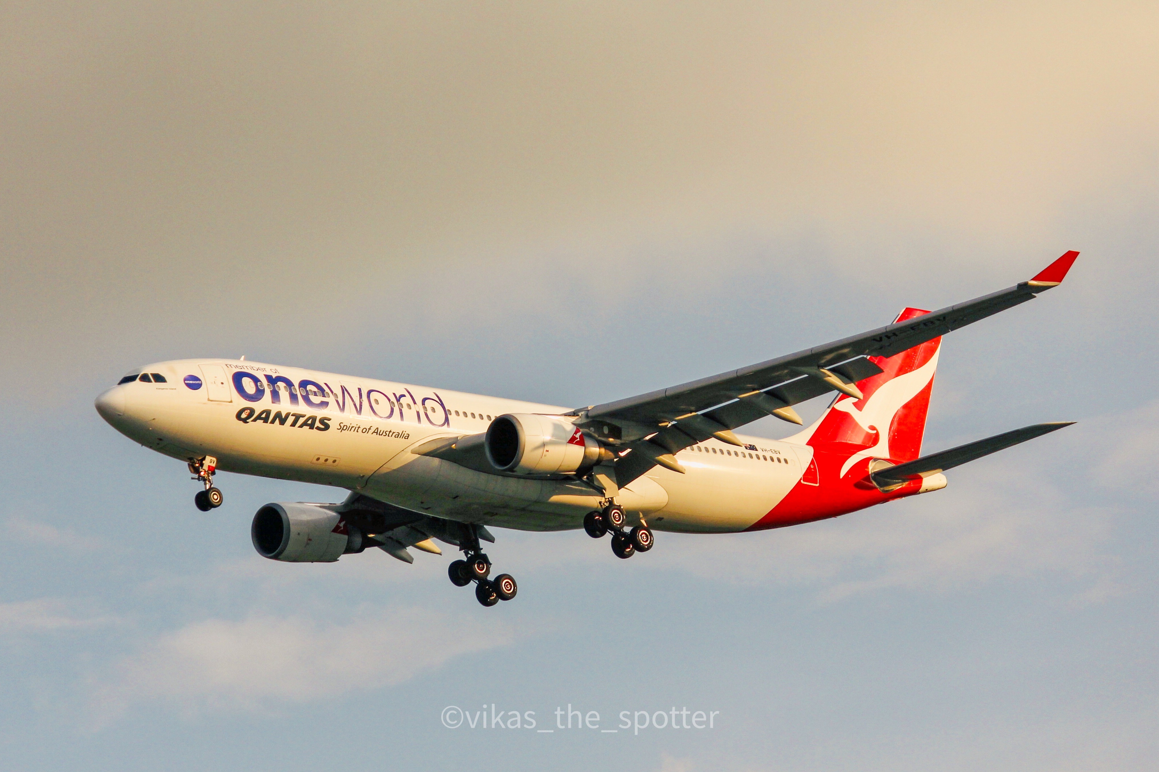 Full size: Qantas Airways Airbus A330-200 VH-EBV at Singapore-Changi Airport