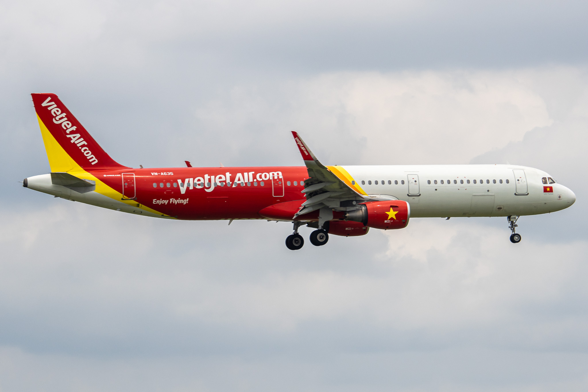 Full size: VietJet Air Airbus A321-200 VN-A635 at Tan Son Nhat International Airport