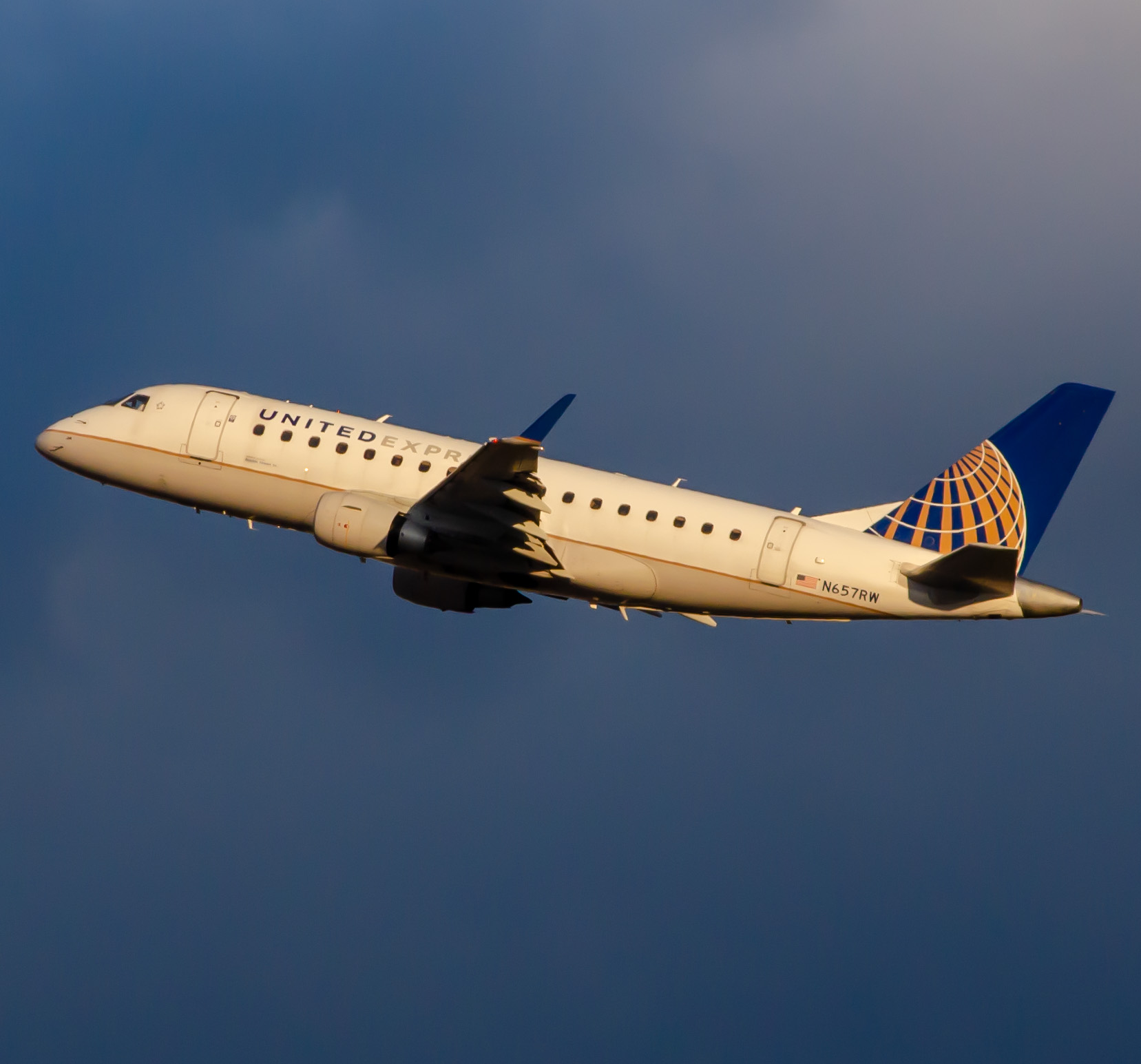 Full size: United Express Embraer E170 N657RW at Newark Liberty International Airport