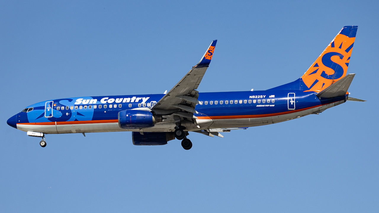 Full size: Sun Country Airlines Boeing 737-800 N822SY at Tampa International Airport